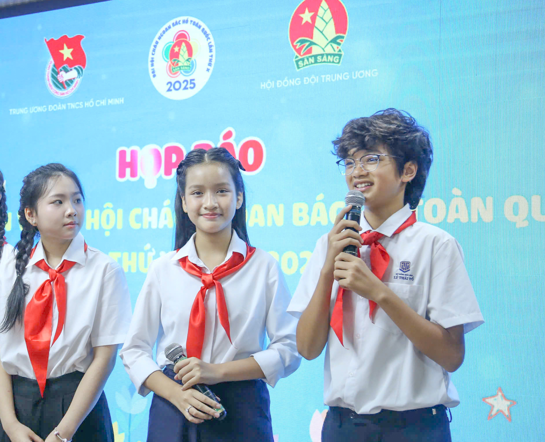 Đại biểu thiếu nhi tham dự họp báo và trả lời câu hỏi của báo chí Đại biểu thiếu nhi tham dự họp báo và trả lời câu hỏi của báo chí