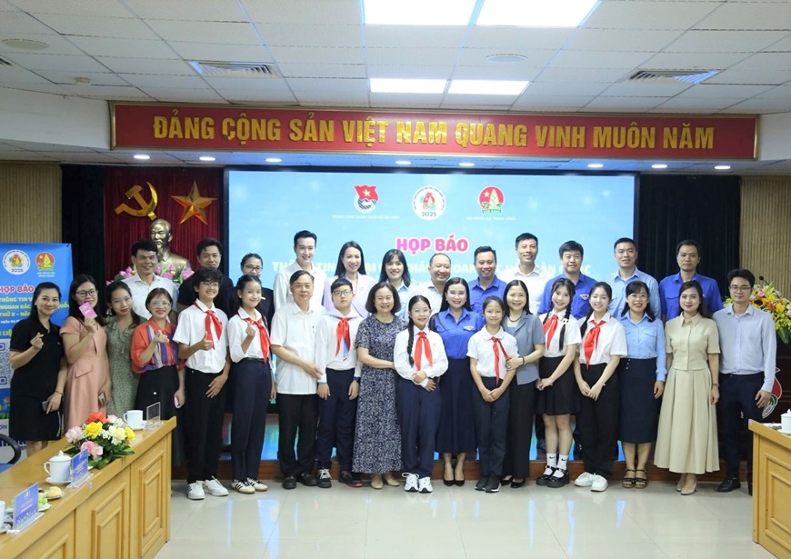 Các đại biểu dự họp báo chụp ảnh lưu niệm cùng đội viên, thiếu nhi tham dự Đại hội Các đại biểu dự họp báo chụp ảnh lưu niệm cùng đội viên, thiếu nhi tham dự Đại hội