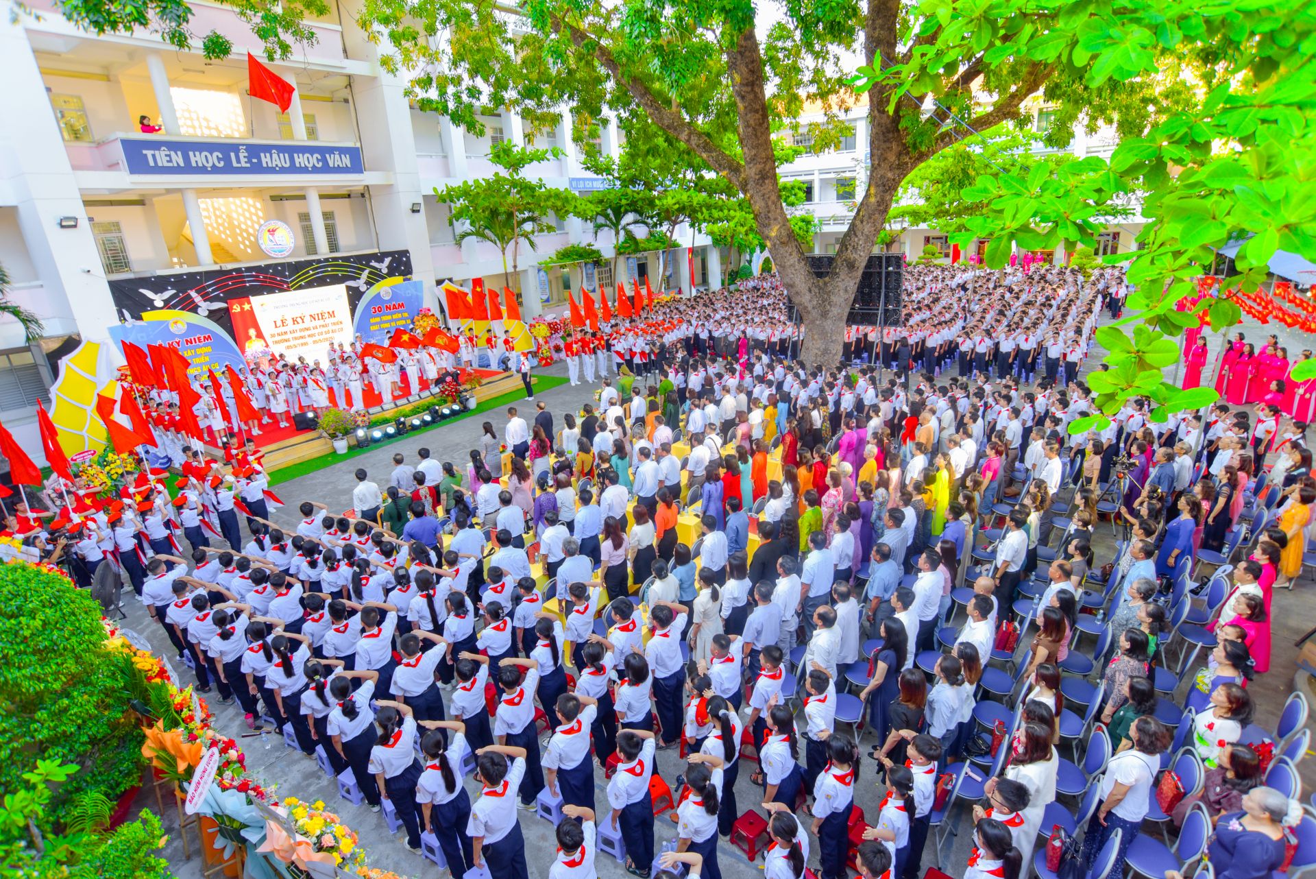Mở đầu chương trình là nghi lễ chào cờ long trọng, tự hào