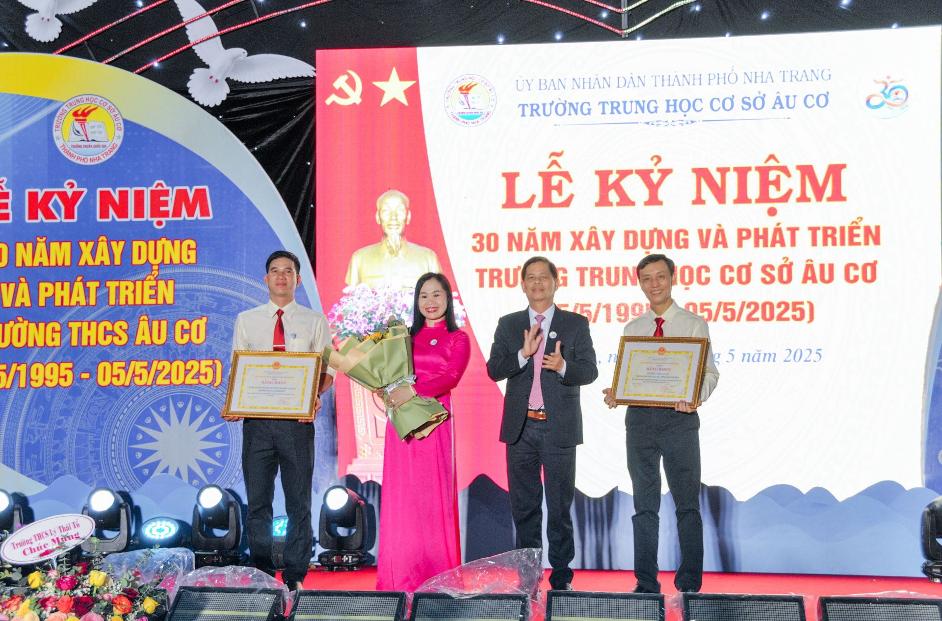 Bác Nguyễn Tấn Tuân – Chủ tịch UBND tỉnh Khánh Hòa trao tặng Bằng khen cho tập thể Liên đội trường THCS Âu Cơ