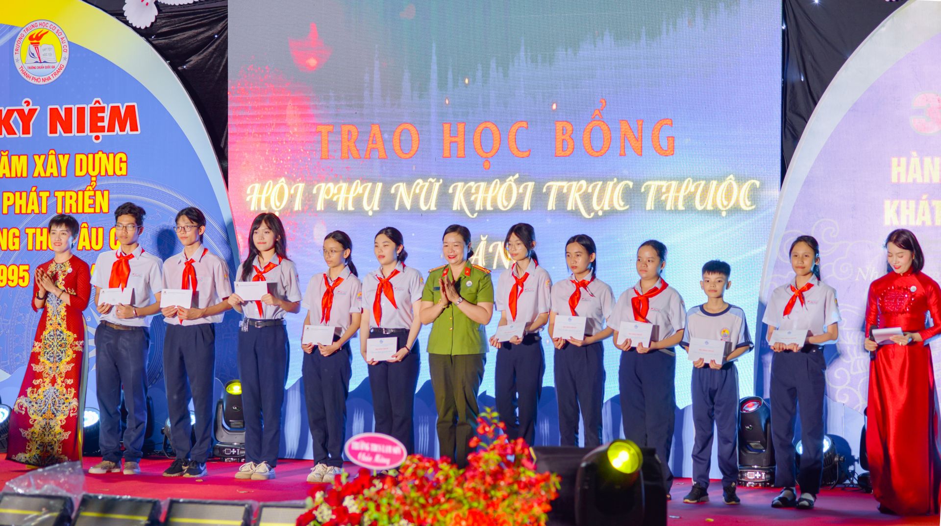 nhà trường cùng các tổ chức tài trợ cũng trao tặng 32 suất Học bổng (1 triệu đồng/ suất) cho các bạn học sinh hiếu học