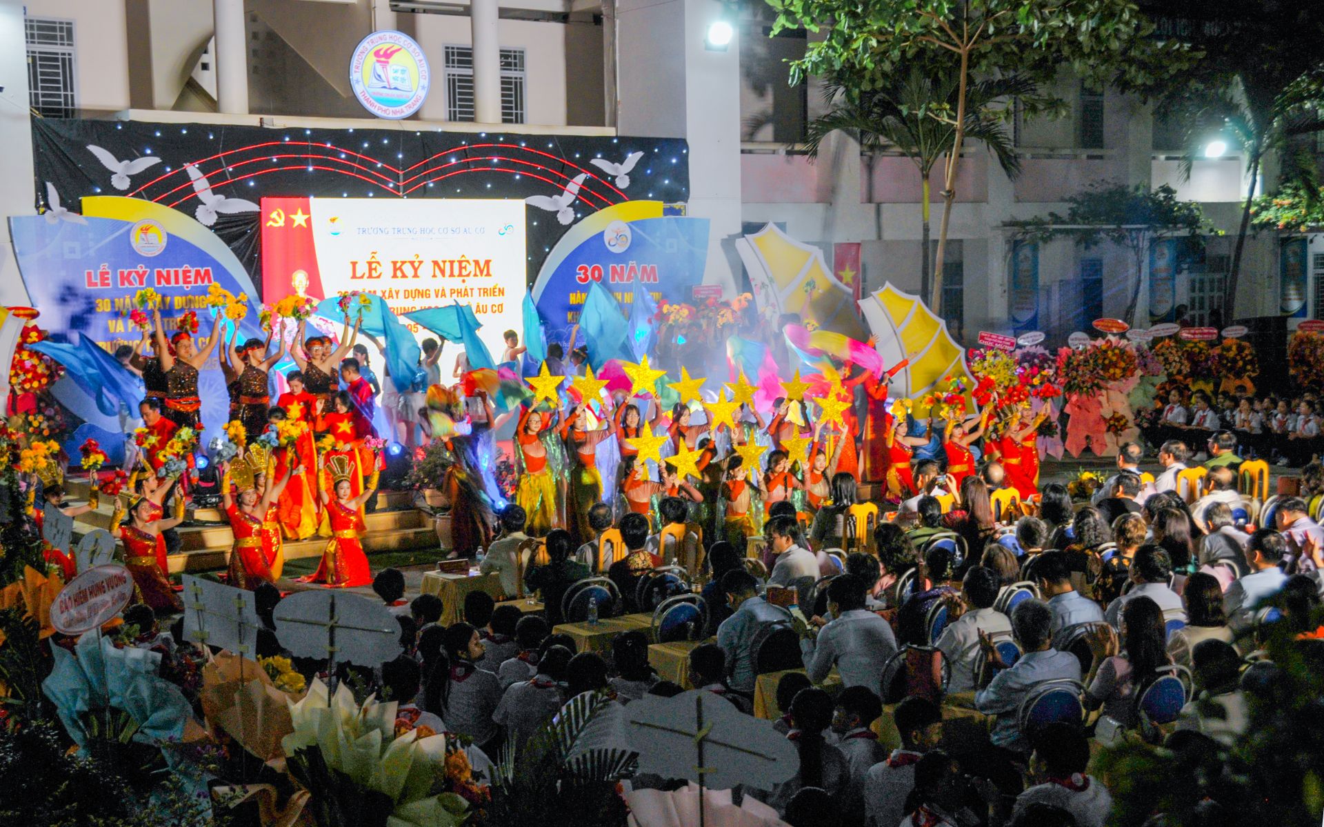 những tiết mục văn nghệ sôi động, trình diễn chuyên nghiệp của chính các bạn học sinh Liên đội trường THCS Âu Cơ