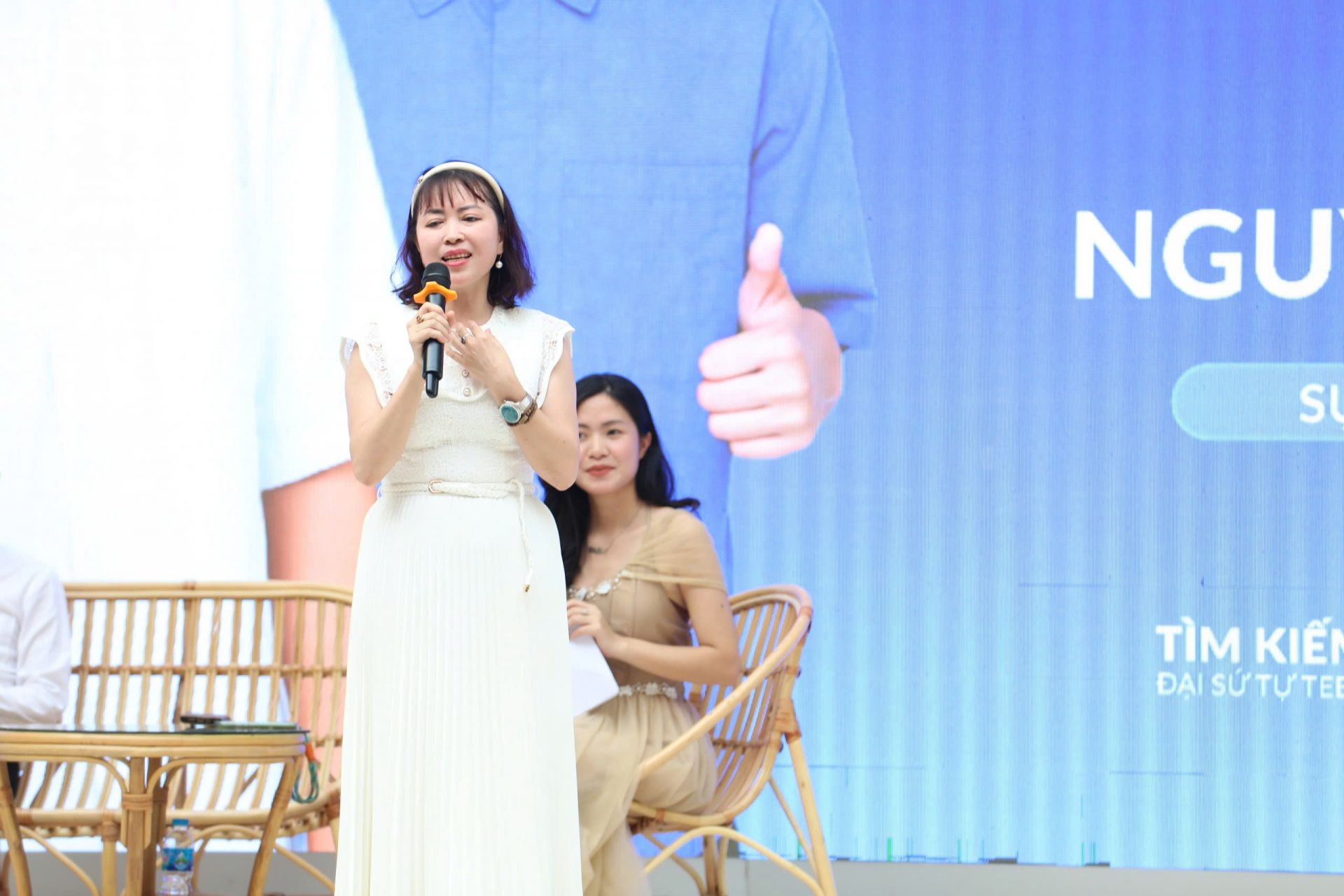 Nhà thơ Bảo Ngọc dành tặng các bạn học sinh những vần thơ hay Nhà thơ Bảo Ngọc dành tặng các bạn học sinh những vần thơ hay