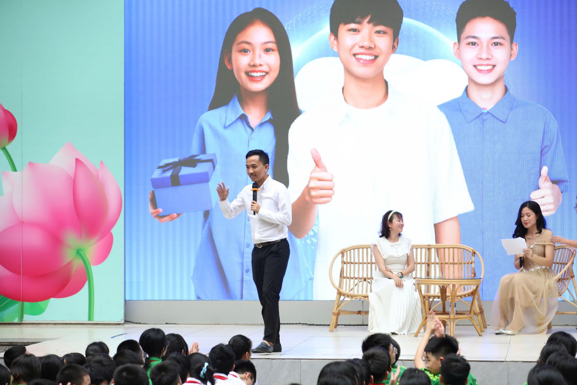 Tiến sĩ, bác sĩ Nguyễn Lê Hùng chia sẻ phương pháp giữ hàm răng sáng khỏe Tiến sĩ, bác sĩ Nguyễn Lê Hùng chia sẻ phương pháp giữ hàm răng sáng khỏe