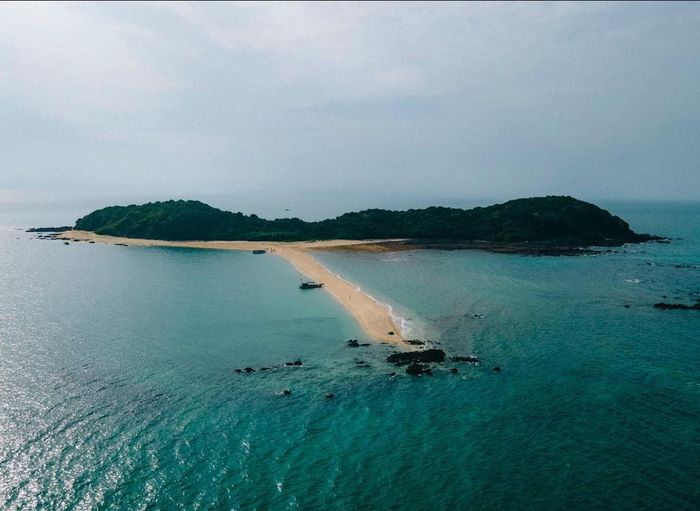Nằm lặng lẽ giữa vùng biển trời Cô Tô (Quảng Ninh), Hòn Cá Chép hay còn gọi là Chép Con không chỉ gây ấn tượng bởi vẻ đẹp hoang sơ, kỳ vĩ, mà còn sở hữu một hiện tượng tự nhiên kỳ thú con đường đi bộ giữa biển, được ví như “mũi tên cát” nối giữa đất liền và đảo nhỏ, tạo nên một trải nghiệm hiếm có cho du khách.