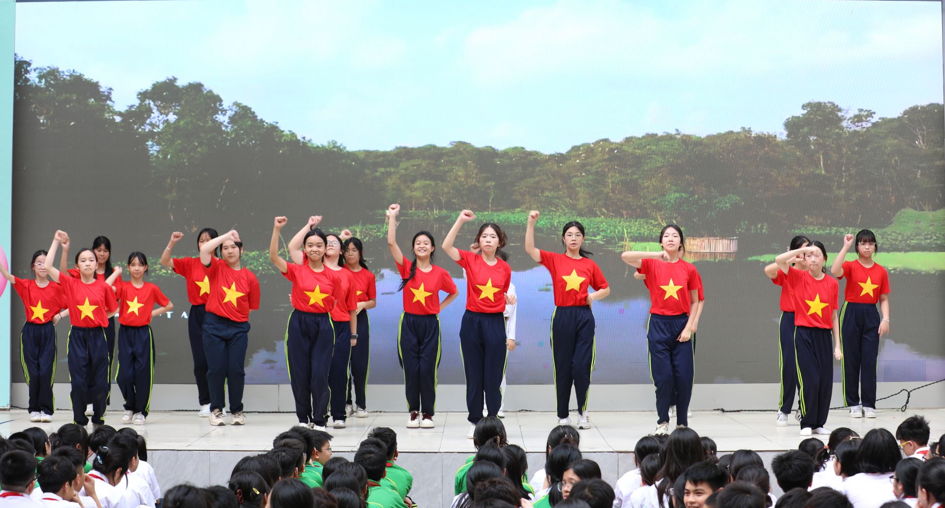 Tiết mục văn nghệ chào mừng của các bạn học sinh trường THCS Nguyễn Tri Phương