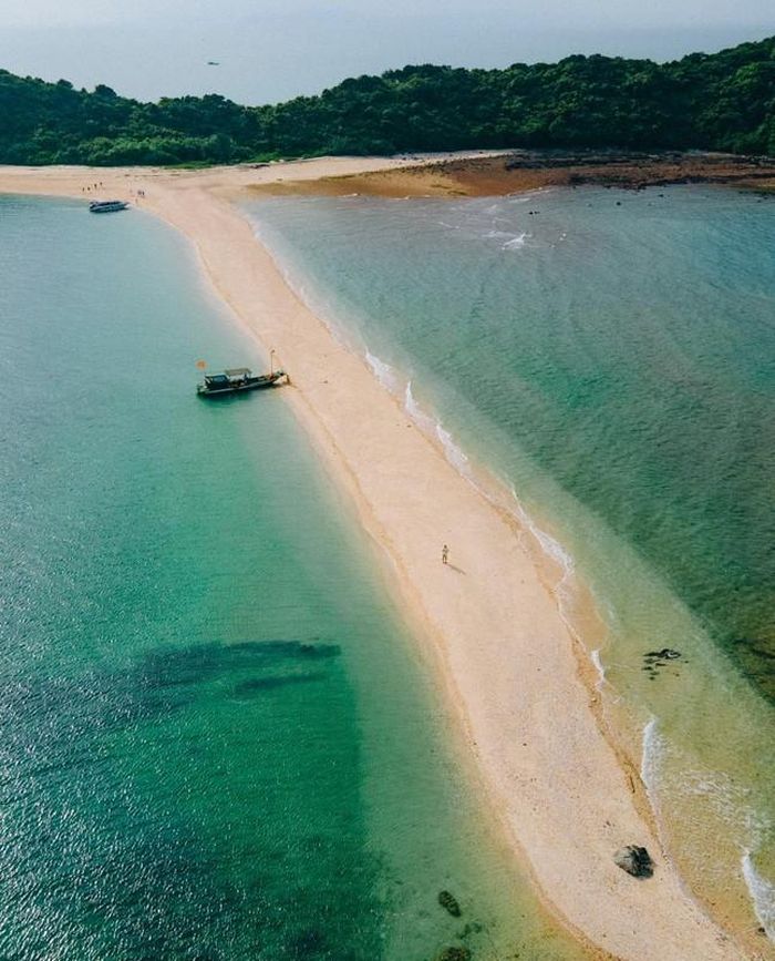 Vào đúng thời điểm, du khách có thể thong dong bước đi giữa biển khơi, chạm tay vào hòn đảo đá kỳ thú ngay trước mắt – một cảm giác vừa lạ lẫm, vừa thơ mộng như bước vào một khung cảnh chỉ có trong truyện cổ tích.