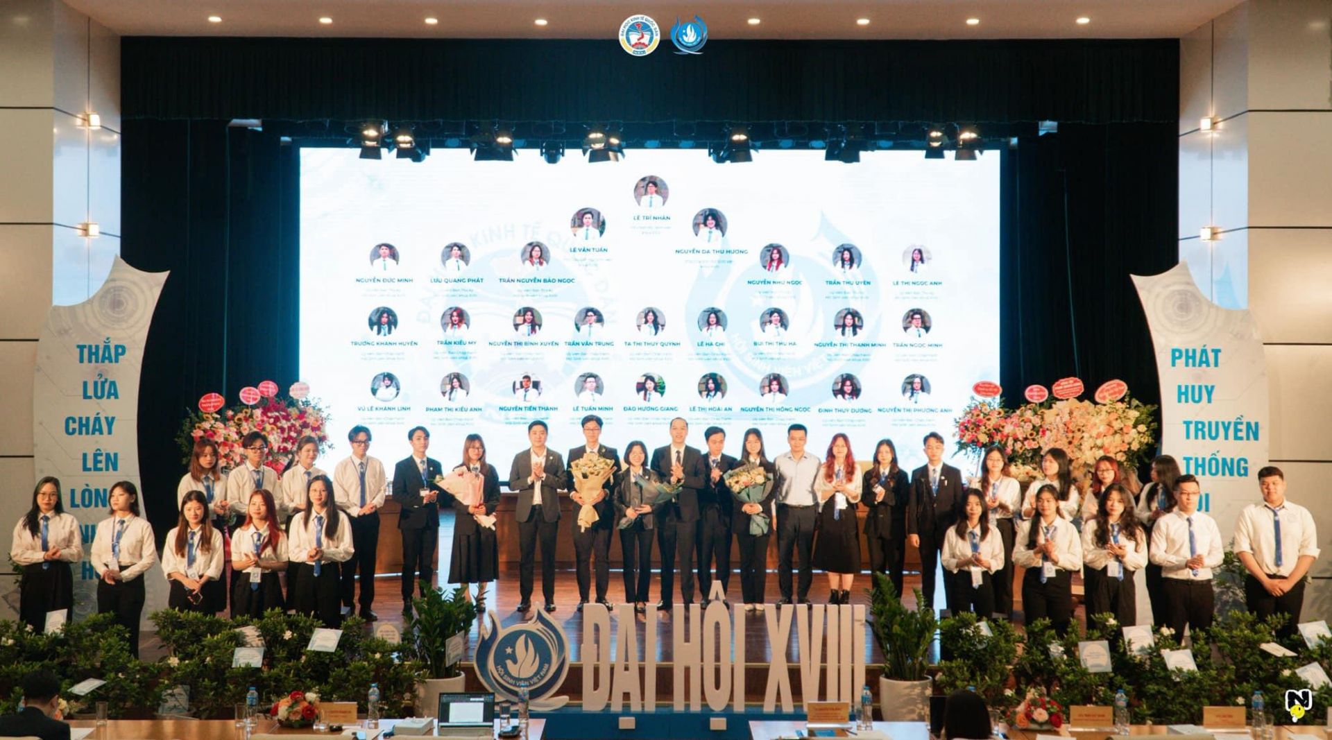 Các đồng chí trong Ban Chấp hành Hội Sinh viên Việt Nam Đại học Kinh tế Quốc dân
khoá XVIII Các đồng chí trong Ban Chấp hành Hội Sinh viên Việt Nam Đại học Kinh tế Quốc dân
khoá XVIII
