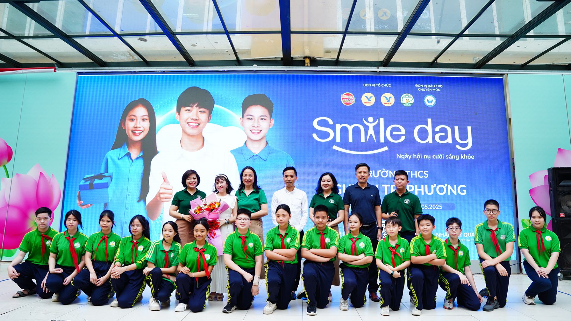 Các đại biểu chụp ảnh lưu niệm cùng học trò trường Nguyễn Tri Phương
