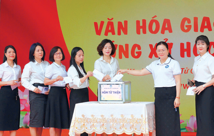 Các cô giáo tích cực ủng hộ Quỹ thiện nguyện trao yêu thương trong chương trình. Các cô giáo tích cực ủng hộ Quỹ thiện nguyện trao yêu thương trong chương trình.