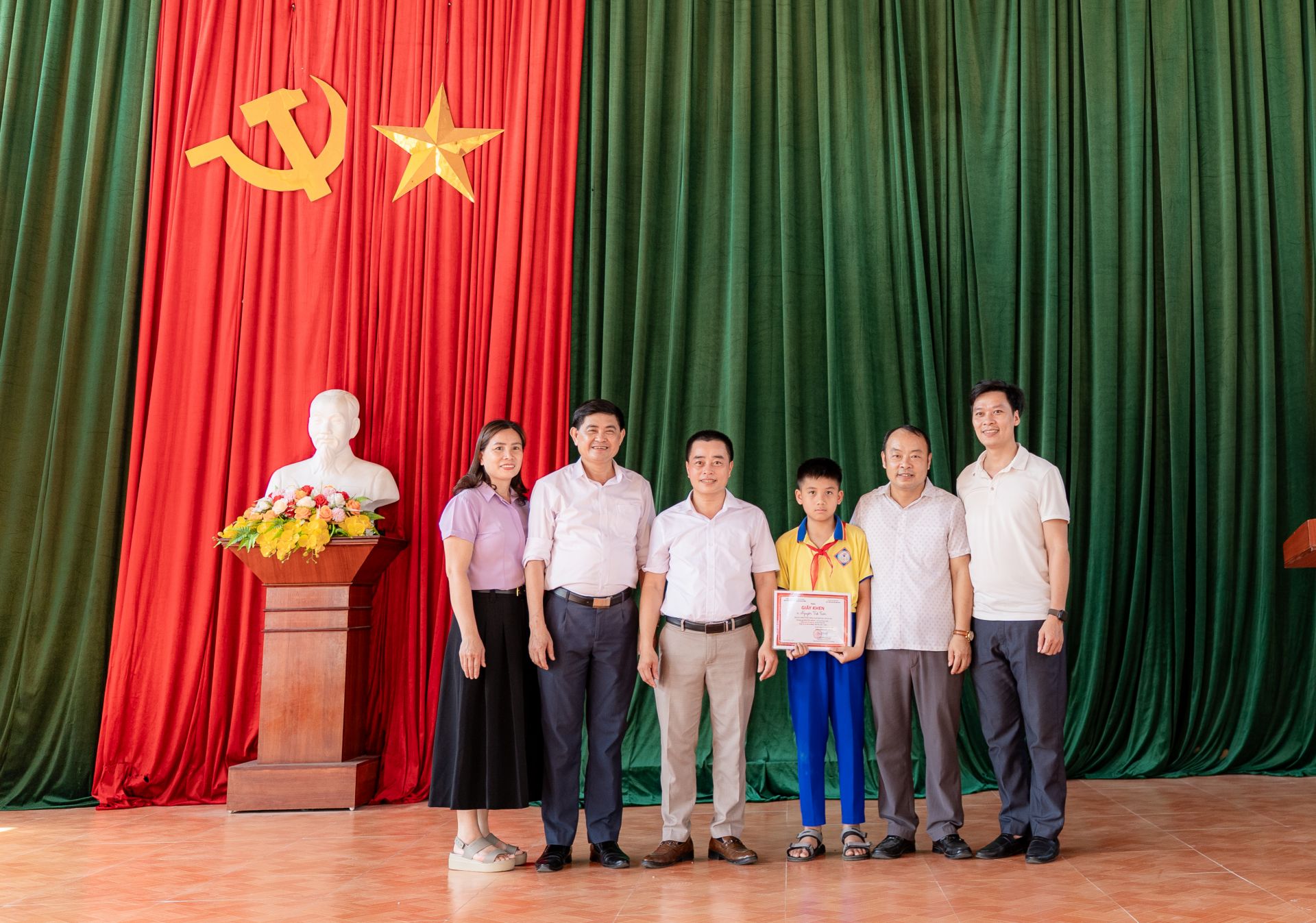 Đai diện Báo TNTP&NĐ khu vực Bắc Trung Bộ cùng BGH trường TH Đan Trường trao Giấy khen cho em Nguyễn Viết Tiến (lớp 5A2) Đai diện Báo TNTP&NĐ khu vực Bắc Trung Bộ cùng BGH trường TH Đan Trường trao Giấy khen cho em Nguyễn Viết Tiến (lớp 5A2)