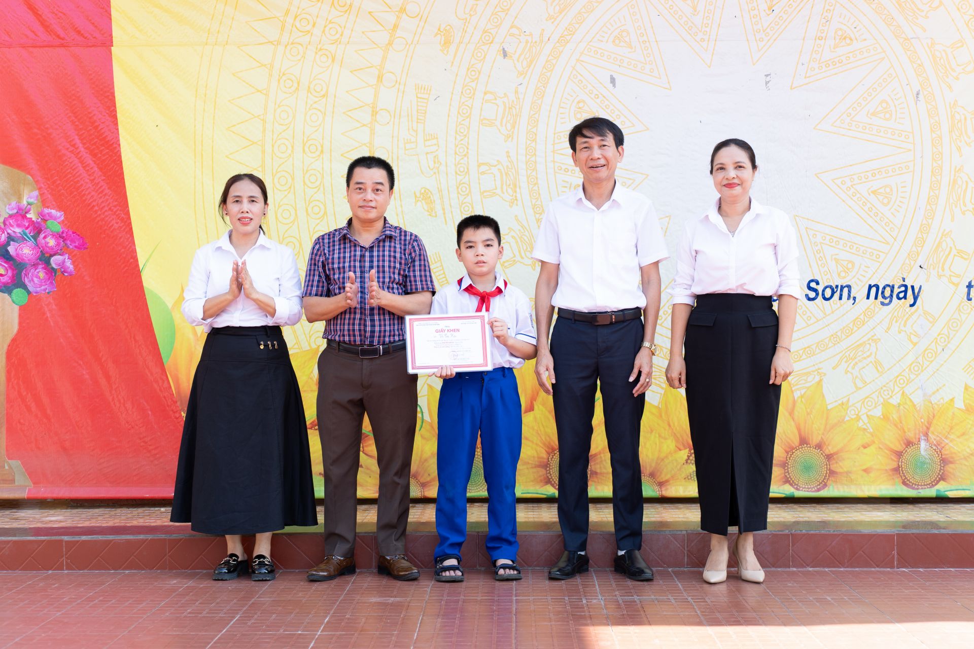 Nhà giáo Nguyễn Trường Giang - Trưởng phòng Giáo dục huyện Hương Sơn (áo trắng thứ 2 từ phải qua trái) cùng BGH trường TH Thị trấn Tây Sơn và đại diện Báo TNTP&NĐ khu vực Bắc Trung Bộ trao Giấy khen Nhà giáo Nguyễn Trường Giang - Trưởng phòng Giáo dục huyện Hương Sơn (áo trắng thứ 2 từ phải qua trái) cùng BGH trường TH Thị trấn Tây Sơn và đại diện Báo TNTP&NĐ khu vực Bắc Trung Bộ trao Giấy khen