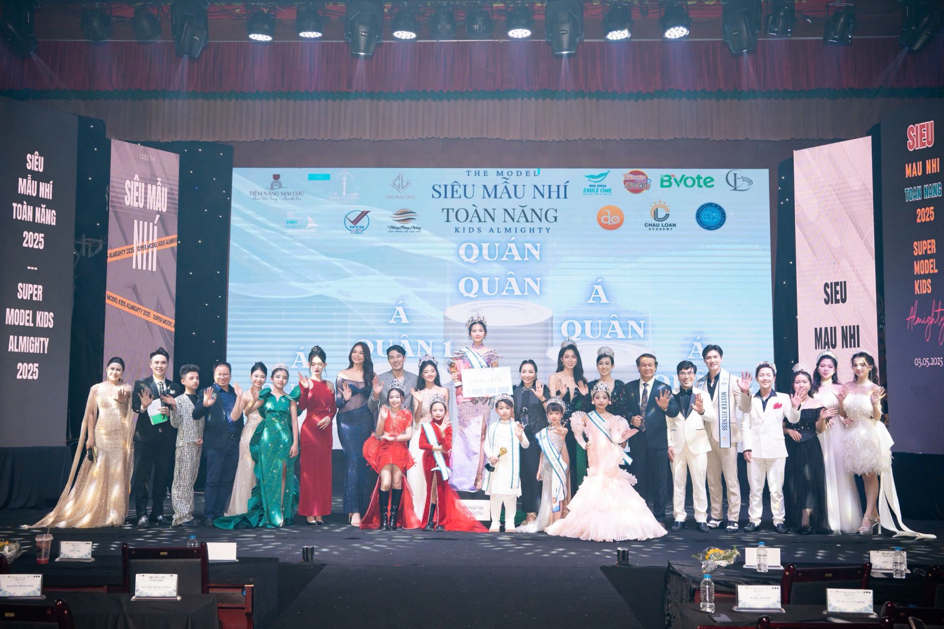 Ban Tổ chức, Ban Giám khảo chụp ảnh lưu niệm cùng các thí sinh đoạt giải Ban Tổ chức, Ban Giám khảo chụp ảnh lưu niệm cùng các thí sinh đoạt giải