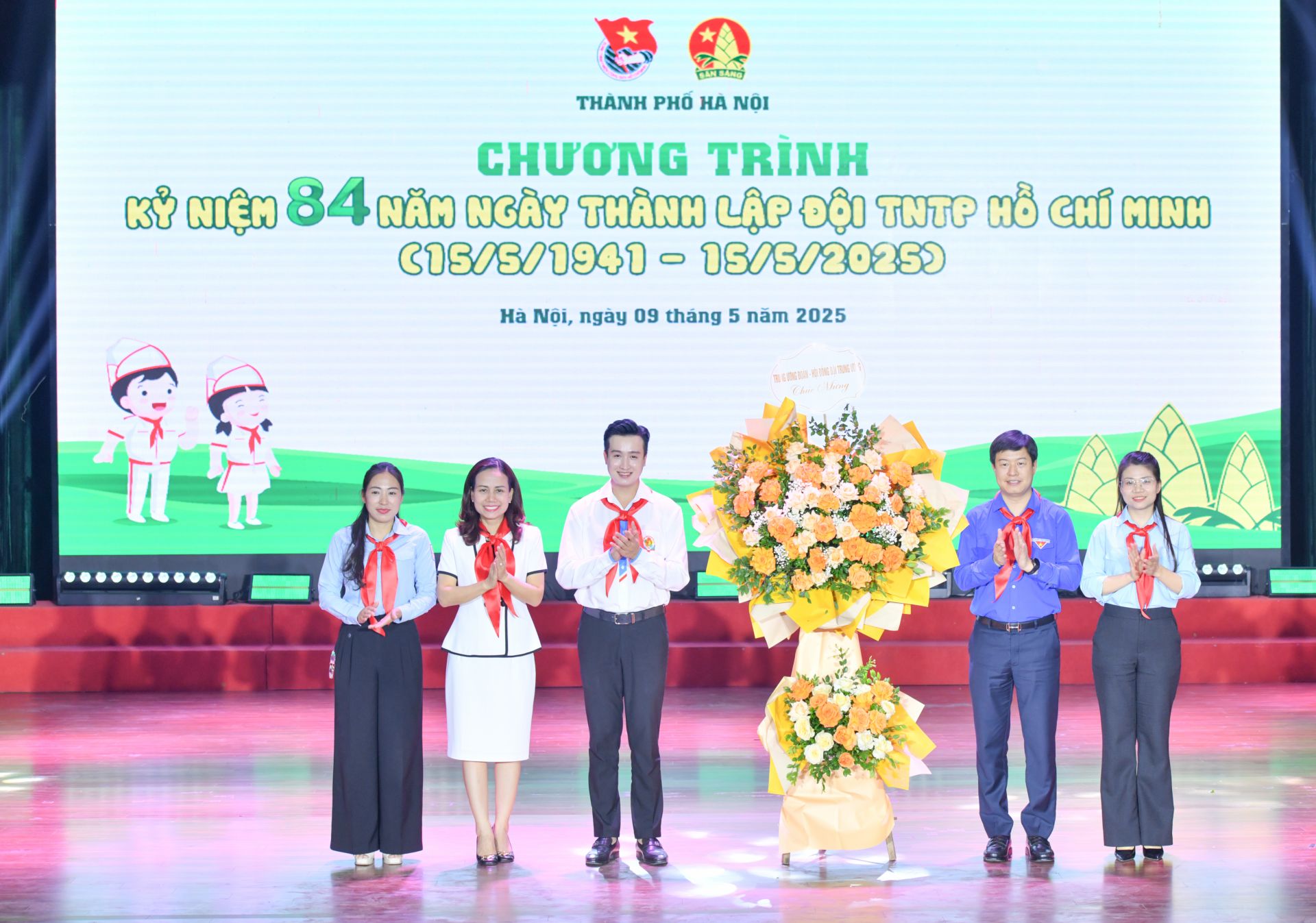 Hội đồng Đội T.Ư tặng hoa chúc mừng Hội đồng Đội TP. Hà Nội dịp Kỷ niệm 84 năm Ngày thành lập Đội Thiếu niên nhi đồng Hồ Chí Minh
