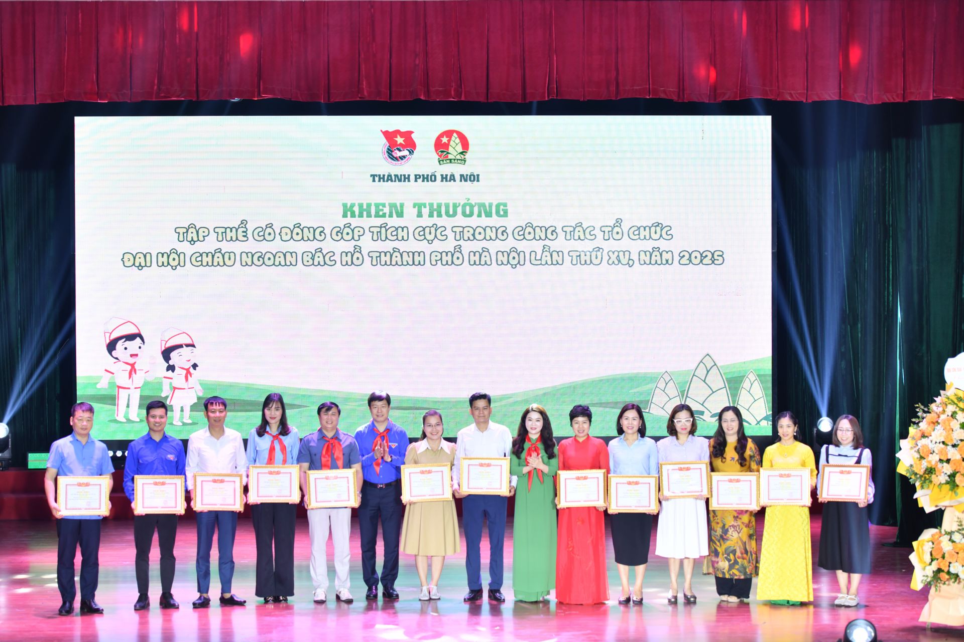 Thành đoàn - Hội đồng Đội thành phố khen thưởng tập thể, cá nhân có đóng góp tích cực trong công tác tổ chức Đại hội Cháu ngoan Bác Hồ.