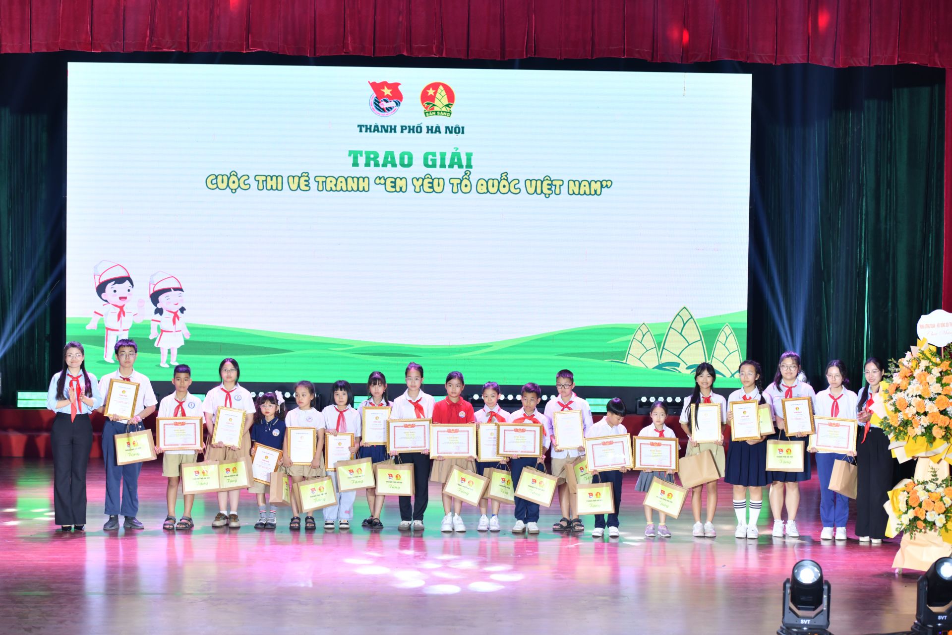 Trao giải cho thiếu nhi đạt giải cuộc thi vẽ tranh 