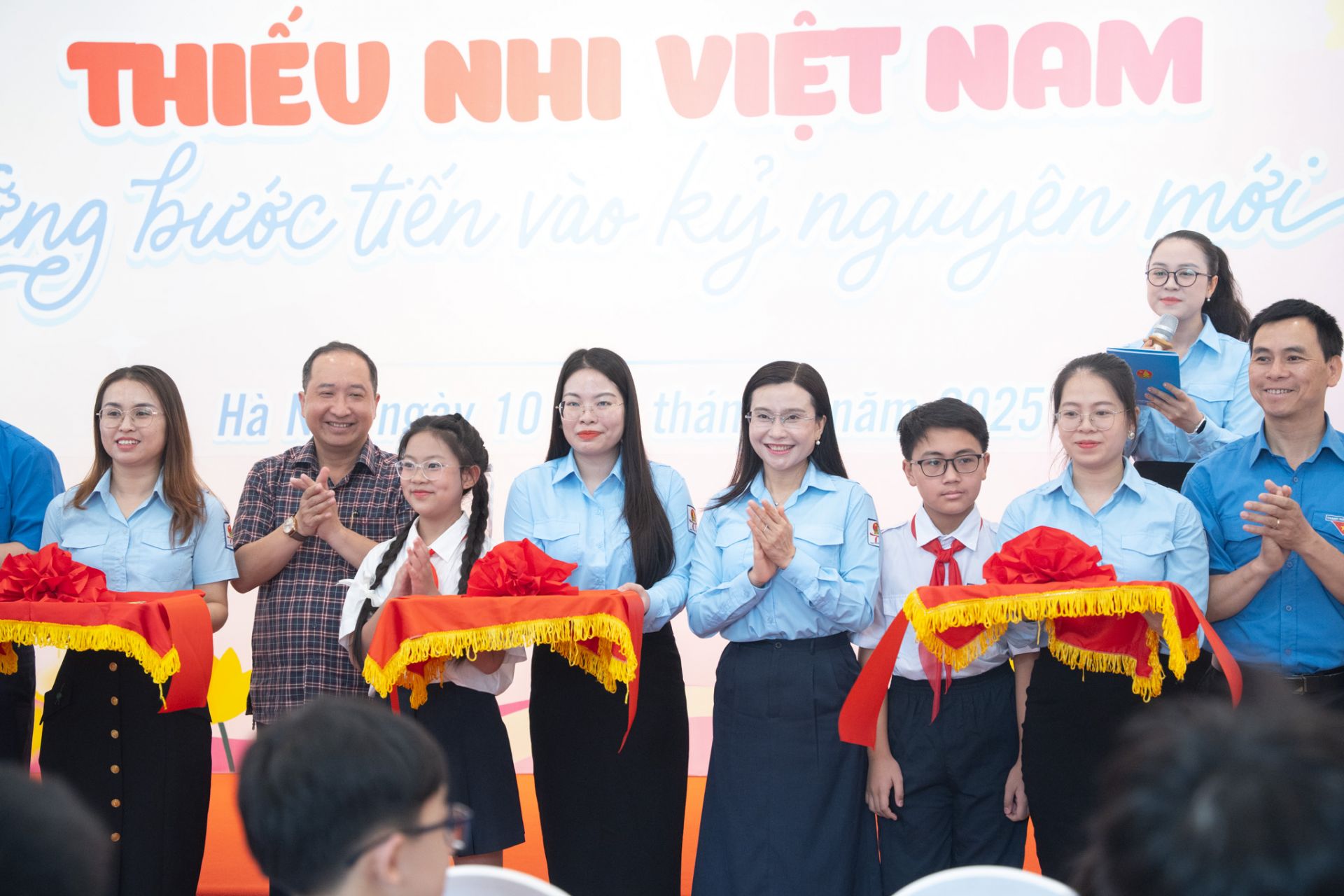 Bí thư T.Ư Đoàn Nguyễn Phạm Duy Trang cùng các đại biểu cắt băng khai mạc triển lãm Bí thư T.Ư Đoàn Nguyễn Phạm Duy Trang cùng các đại biểu cắt băng khai mạc triển lãm