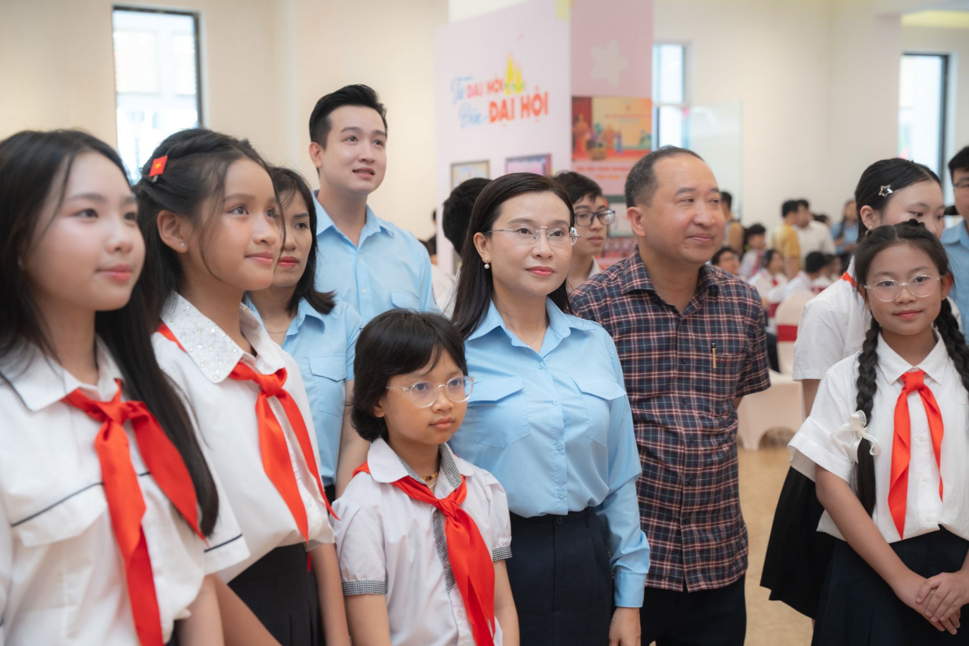 Đại biểu và thiếu nhi lắng nghe giới thiệu về hành trình Đại hội Cháu ngoan Bác Hồ các cấp Đại biểu và thiếu nhi lắng nghe giới thiệu về hành trình Đại hội Cháu ngoan Bác Hồ các cấp