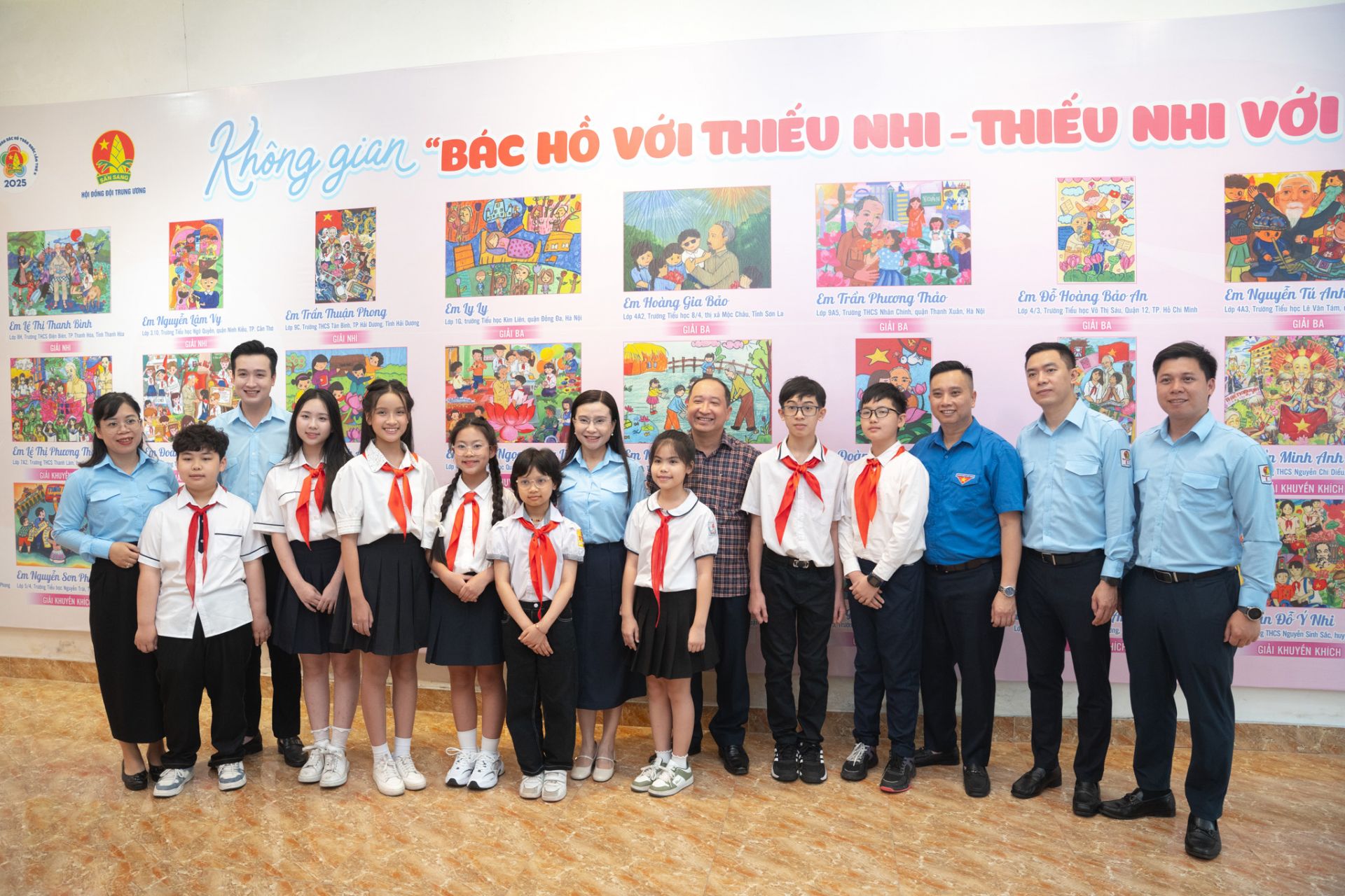 Các đại biểu chụp ảnh lưu niệm cùng đội viên, thiếu nhi Các đại biểu chụp ảnh lưu niệm cùng đội viên, thiếu nhi