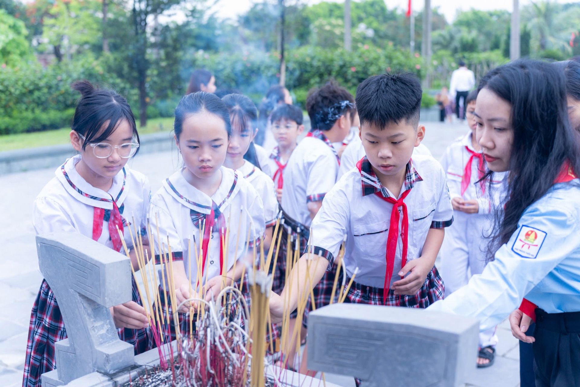 giáo viên tổng phụ trách Đội, đại diện hội đồng đội các cấp dâng hương tưởng niệm Bác Hồ. giáo viên tổng phụ trách Đội, đại diện hội đồng đội các cấp dâng hương tưởng niệm Bác Hồ.