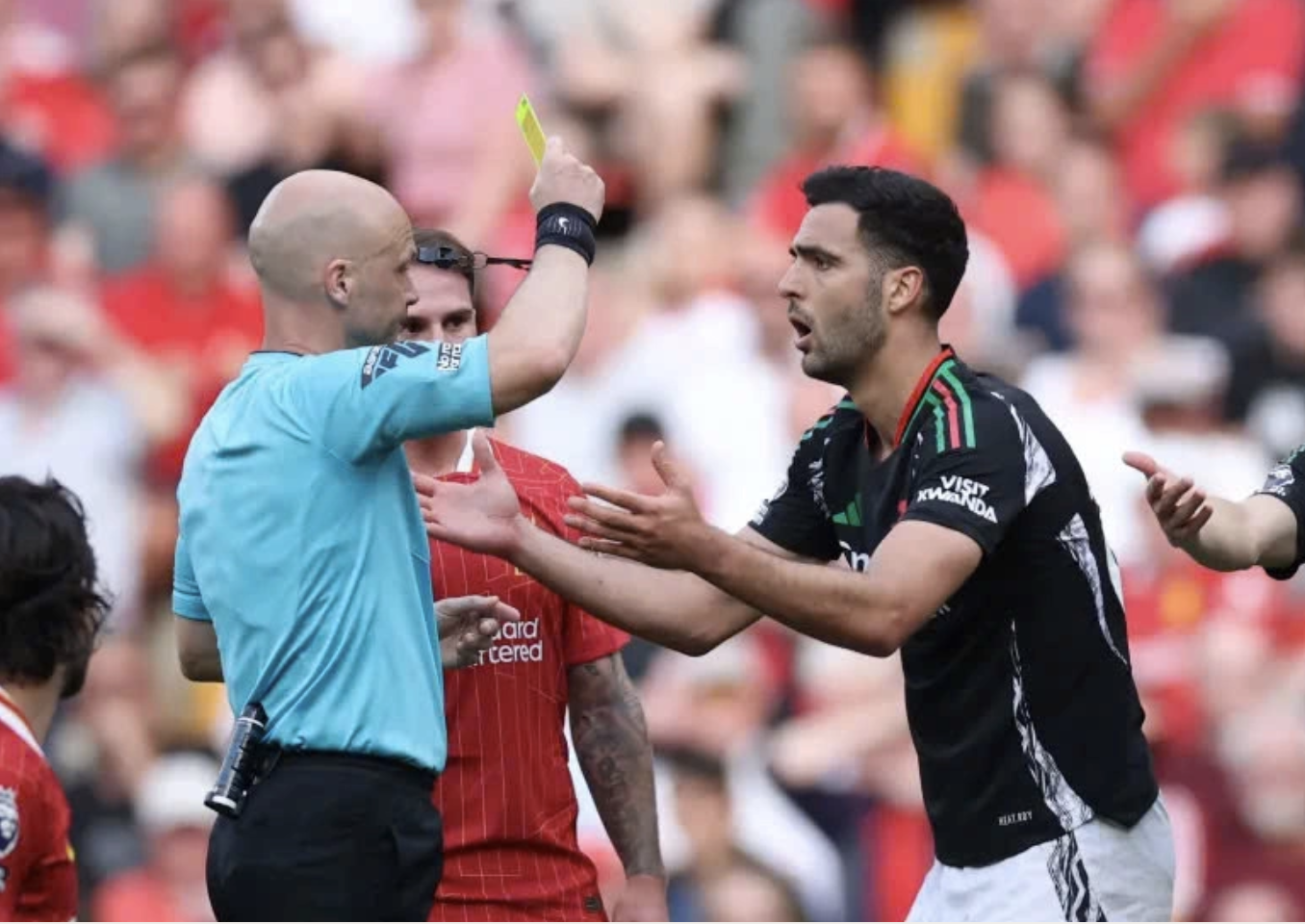 Trọng tài rút thẻ vàng thứ hai cho Mikel Merino. Trọng tài rút thẻ vàng thứ hai cho Mikel Merino.