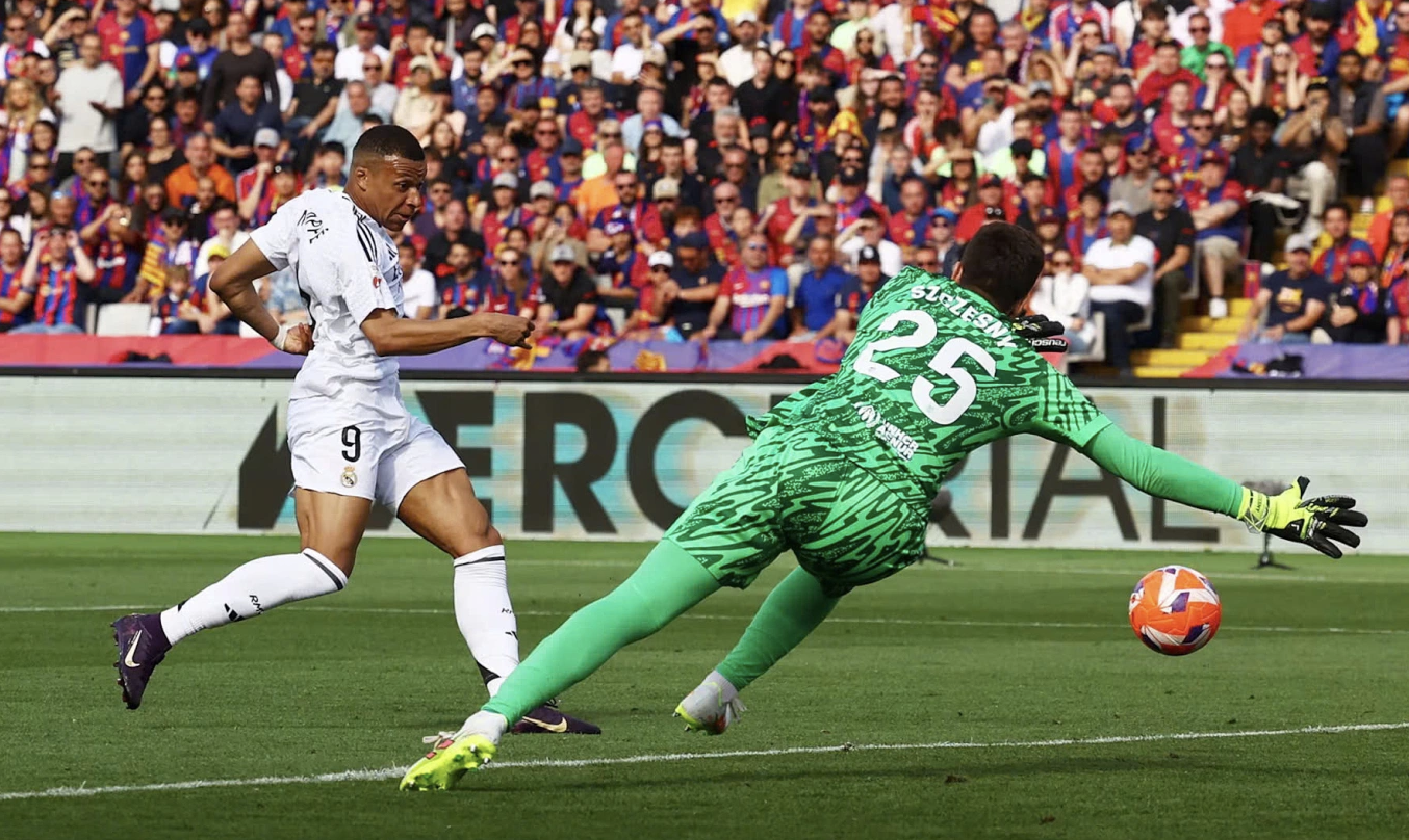 Mbappe đệm cận thành ghi bàn thứ ba cho anh trong trận Real thua Barca 3-4. Mbappe đệm cận thành ghi bàn thứ ba cho anh trong trận Real thua Barca 3-4.