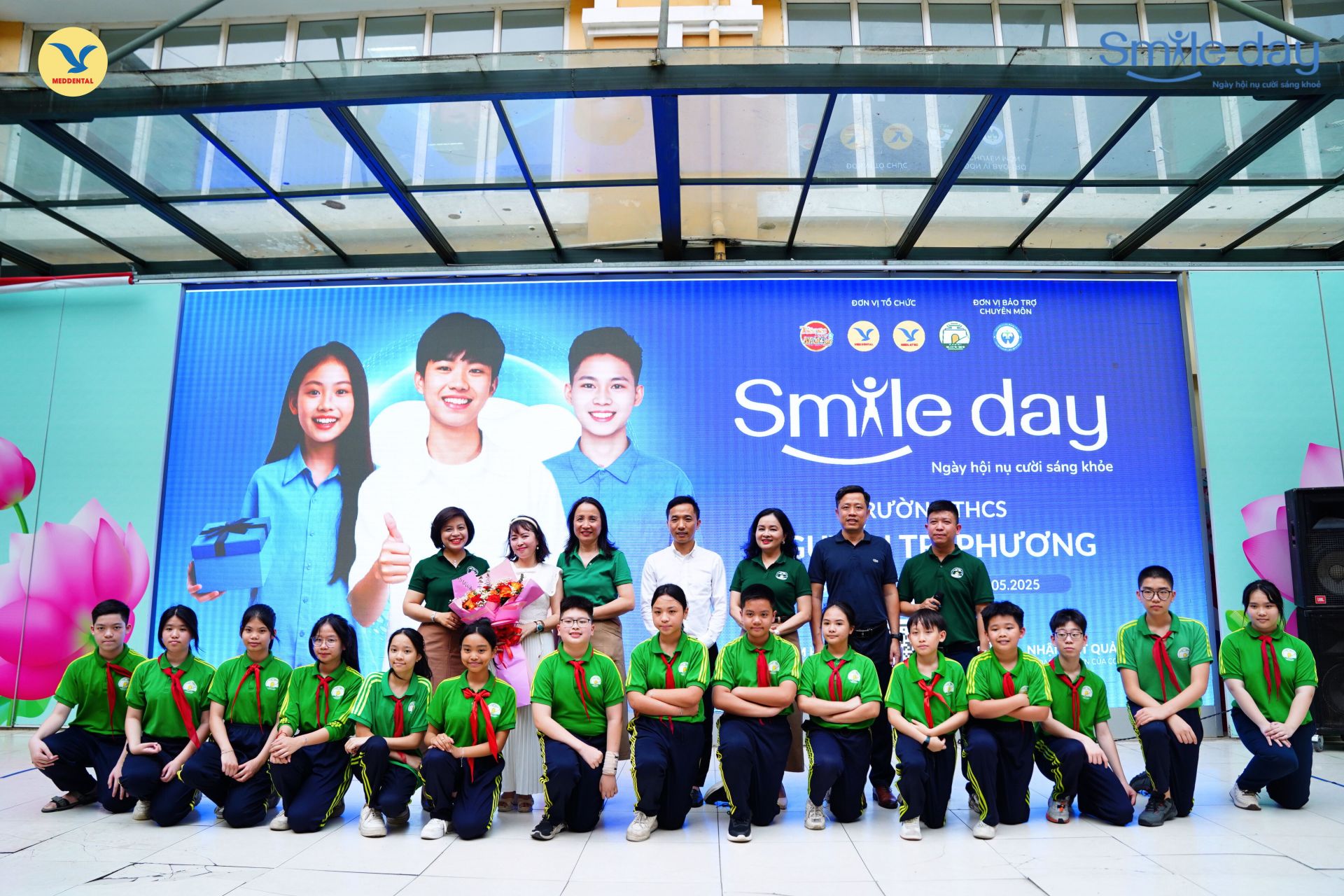 Ban tổ chức chụp ảnh lưu niệm cùng Ban Giám hiệu và học sinh nhà trường Ban tổ chức chụp ảnh lưu niệm cùng Ban Giám hiệu và học sinh nhà trường