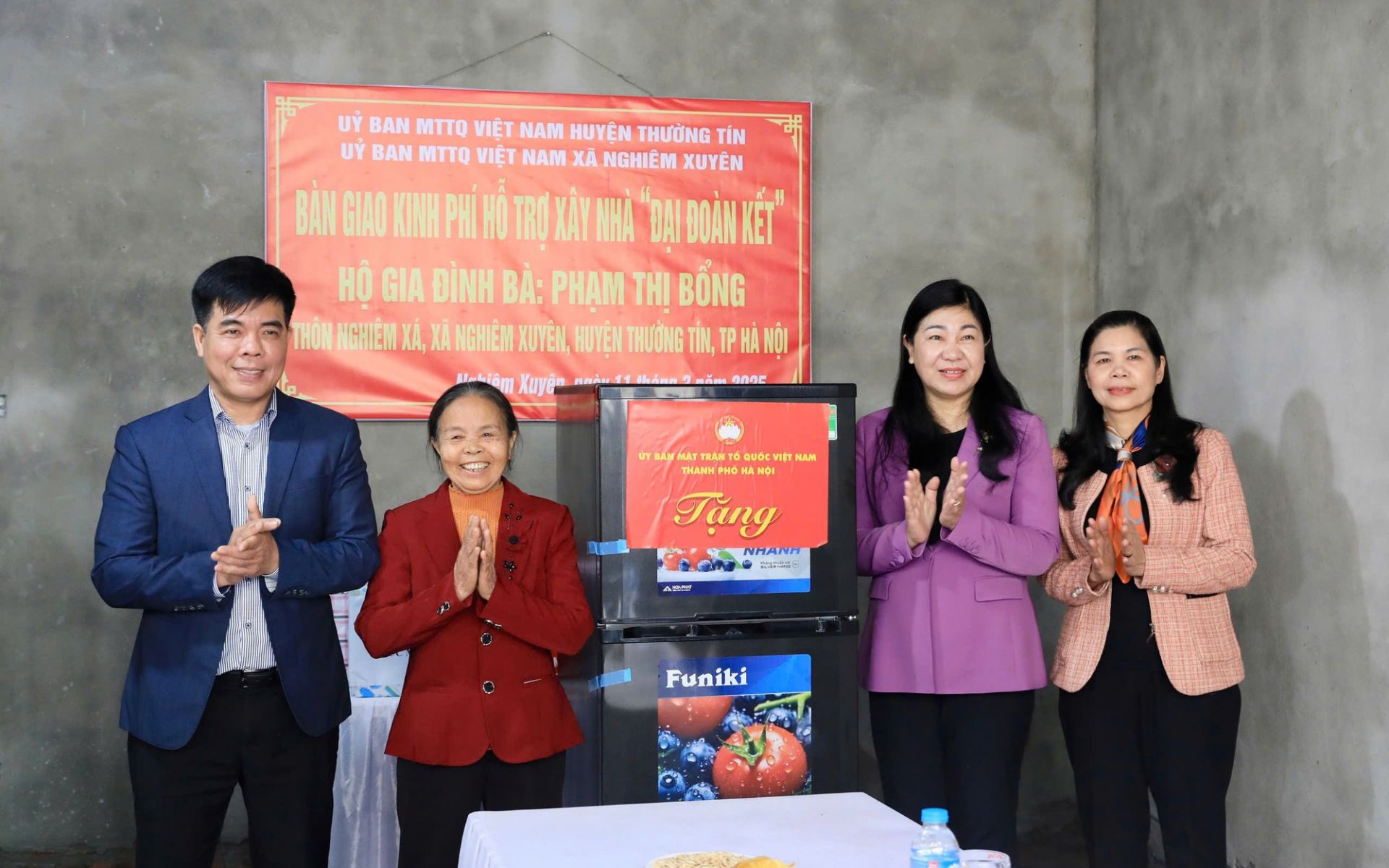 Chủ tịch Ủy ban MTTQ Việt Nam Thành phố Nguyễn Lan Hương trao quà tặng gia đình bà Phạm Thị Bổng Chủ tịch Ủy ban MTTQ Việt Nam Thành phố Nguyễn Lan Hương trao quà tặng gia đình bà Phạm Thị Bổng