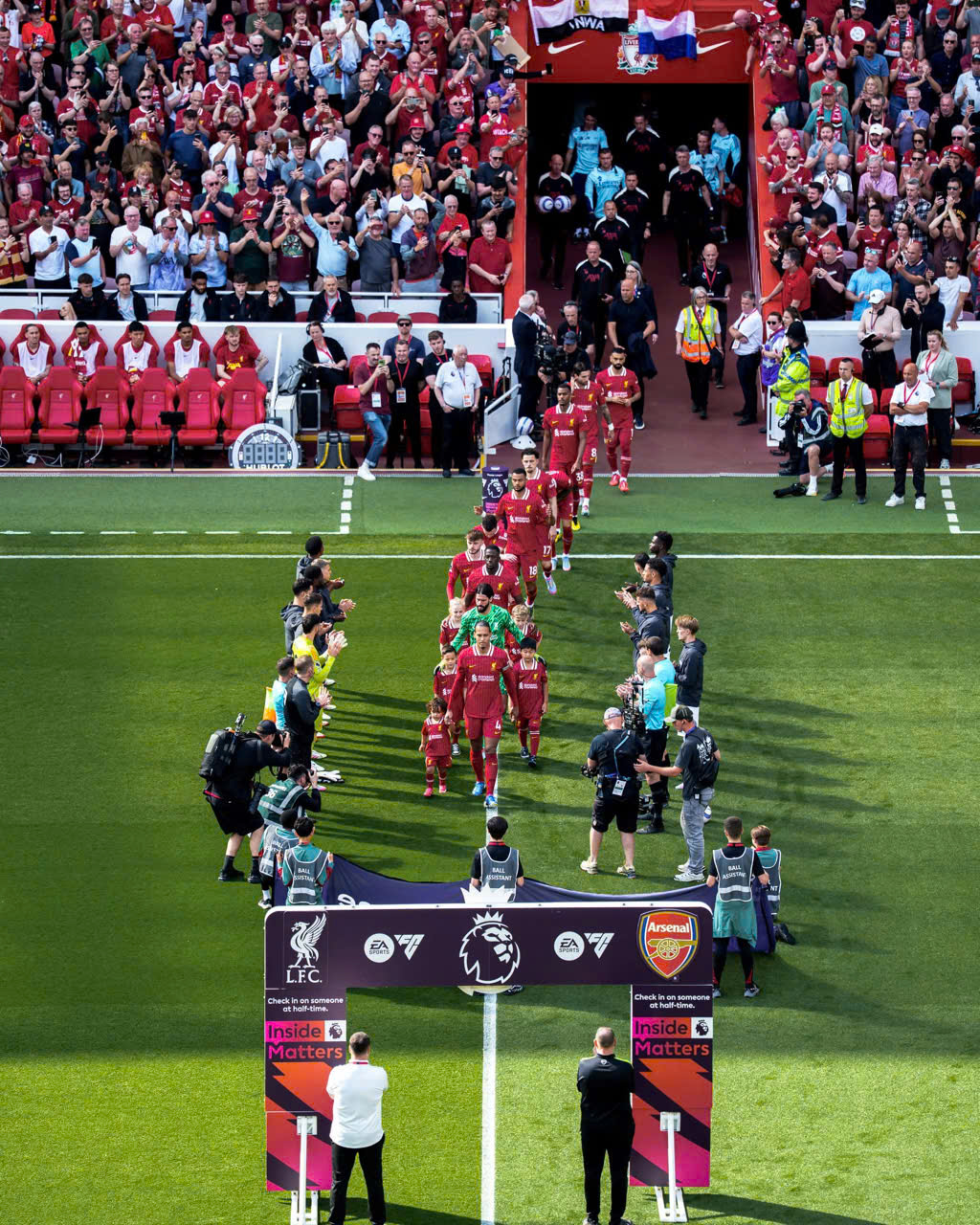 Cầu thủ Arsenal và trọng tài vỗ tay nghênh đón tân vương Liverpool trước trận trên sân Anfield. Cầu thủ Arsenal và trọng tài vỗ tay nghênh đón tân vương Liverpool trước trận trên sân Anfield.