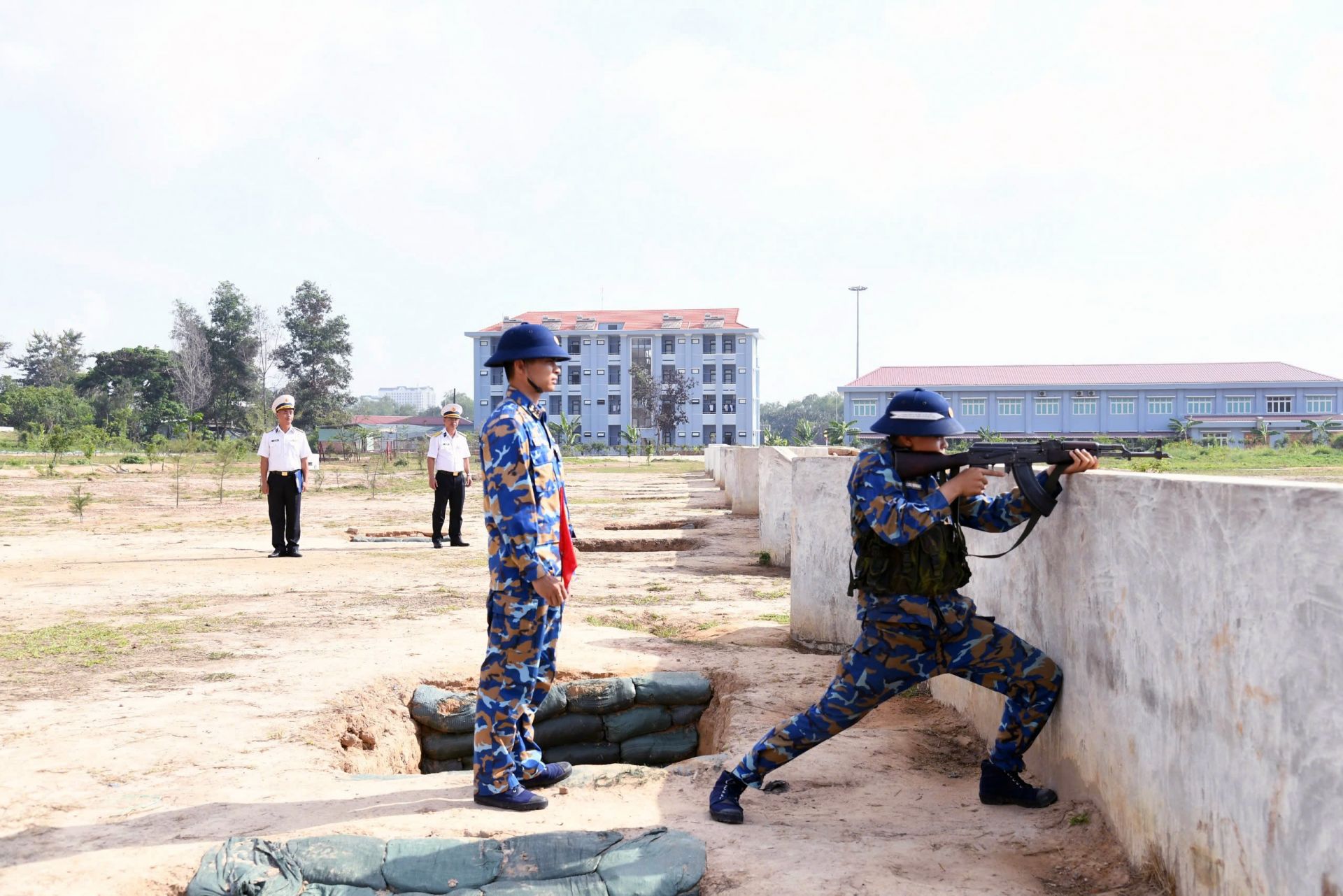 Kiểm tra nội dung thực hành bắn đạn thật đối với chiến sĩ mới. Kiểm tra nội dung thực hành bắn đạn thật đối với chiến sĩ mới.