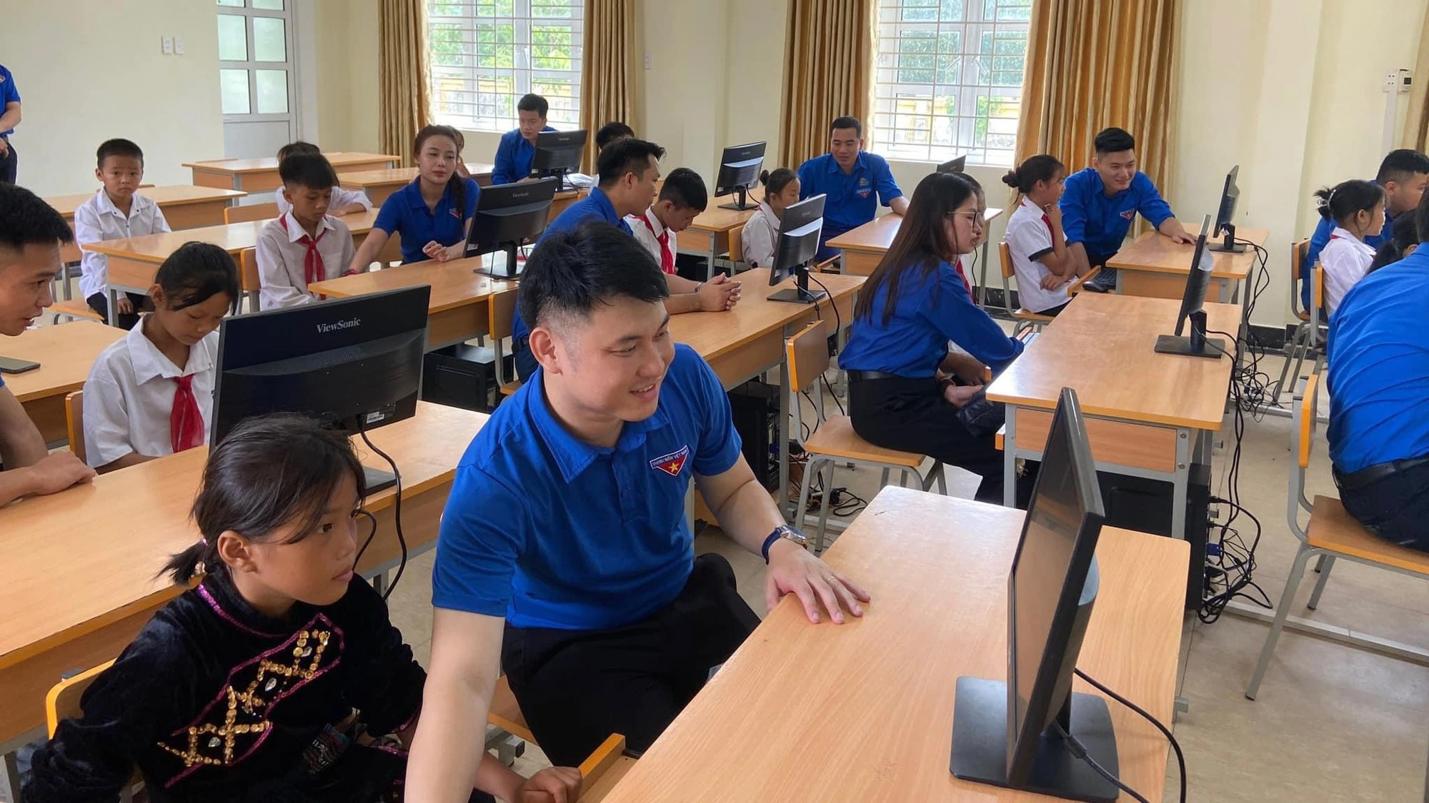 Đoàn viên, thanh niên Quảng Ninh hướng dẫn học sinh vùng cao sử dụng máy vi tính Đoàn viên, thanh niên Quảng Ninh hướng dẫn học sinh vùng cao sử dụng máy vi tính