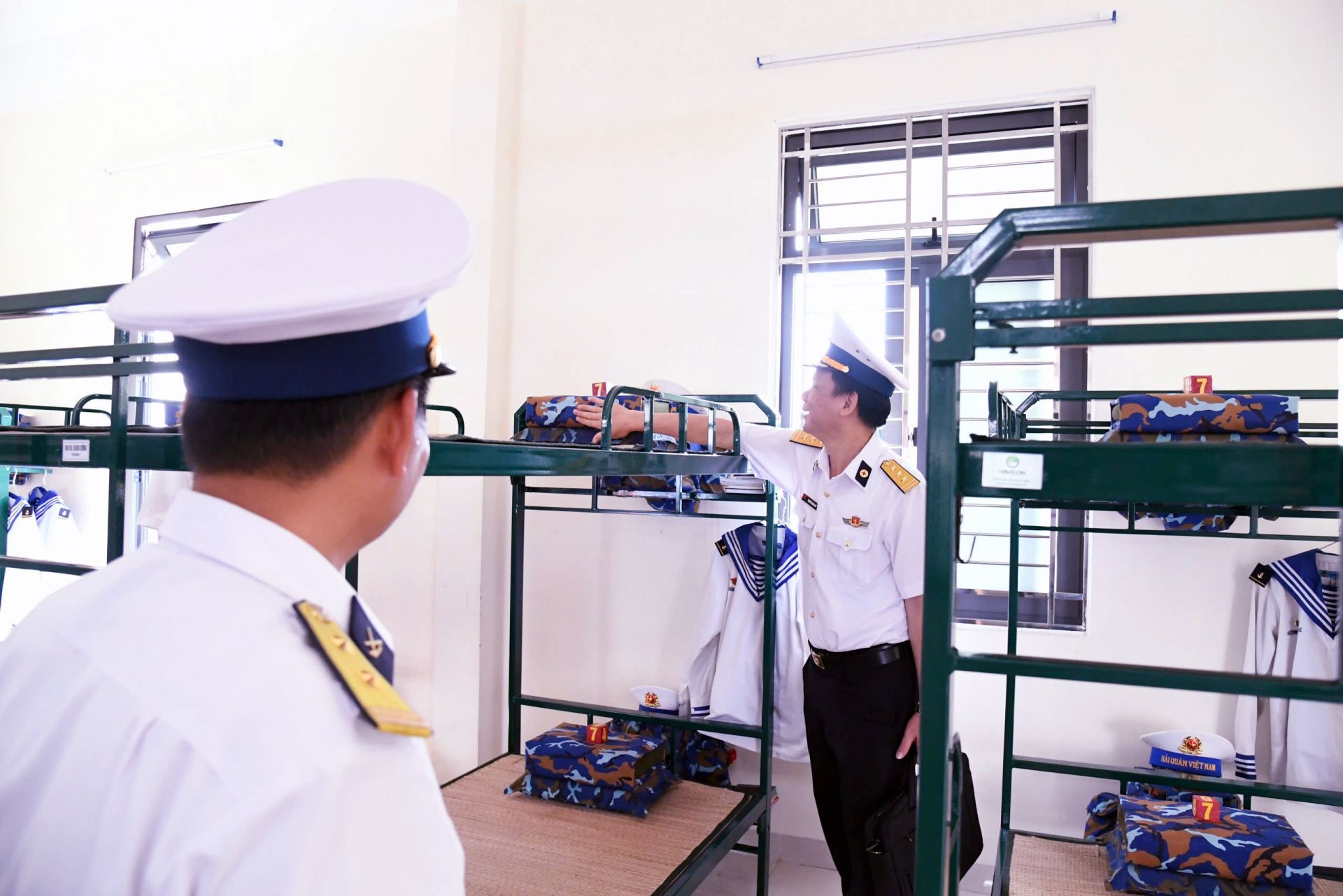Cơ sở vật chất, nơi ở của chiến sĩ mới được đảm bảo, vệ sinh sạch sẽ, sắp xếp gọn gàng. Cơ sở vật chất, nơi ở của chiến sĩ mới được đảm bảo, vệ sinh sạch sẽ, sắp xếp gọn gàng.