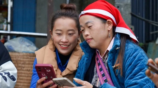 xã Tả Phìn (thị xã Sa Pa, tỉnh Lào Cai), các anh chị đoàn viên đã xuống tận nơi hướng dẫn bà con cách sử dụng điện thoại thông minh, cách xem tin tức, kết nối với con cháu qua mạng xã hội. Có lớp học tổ chức ở nhà văn hóa bản, có buổi học tổ chức ngay tại sân trường, cũng có lớp học qua mạng để các bạn nhỏ và người dân có thể tham gia ở bất cứ đâu. xã Tả Phìn (thị xã Sa Pa, tỉnh Lào Cai), các anh chị đoàn viên đã xuống tận nơi hướng dẫn bà con cách sử dụng điện thoại thông minh, cách xem tin tức, kết nối với con cháu qua mạng xã hội. Có lớp học tổ chức ở nhà văn hóa bản, có buổi học tổ chức ngay tại sân trường, cũng có lớp học qua mạng để các bạn nhỏ và người dân có thể tham gia ở bất cứ đâu.