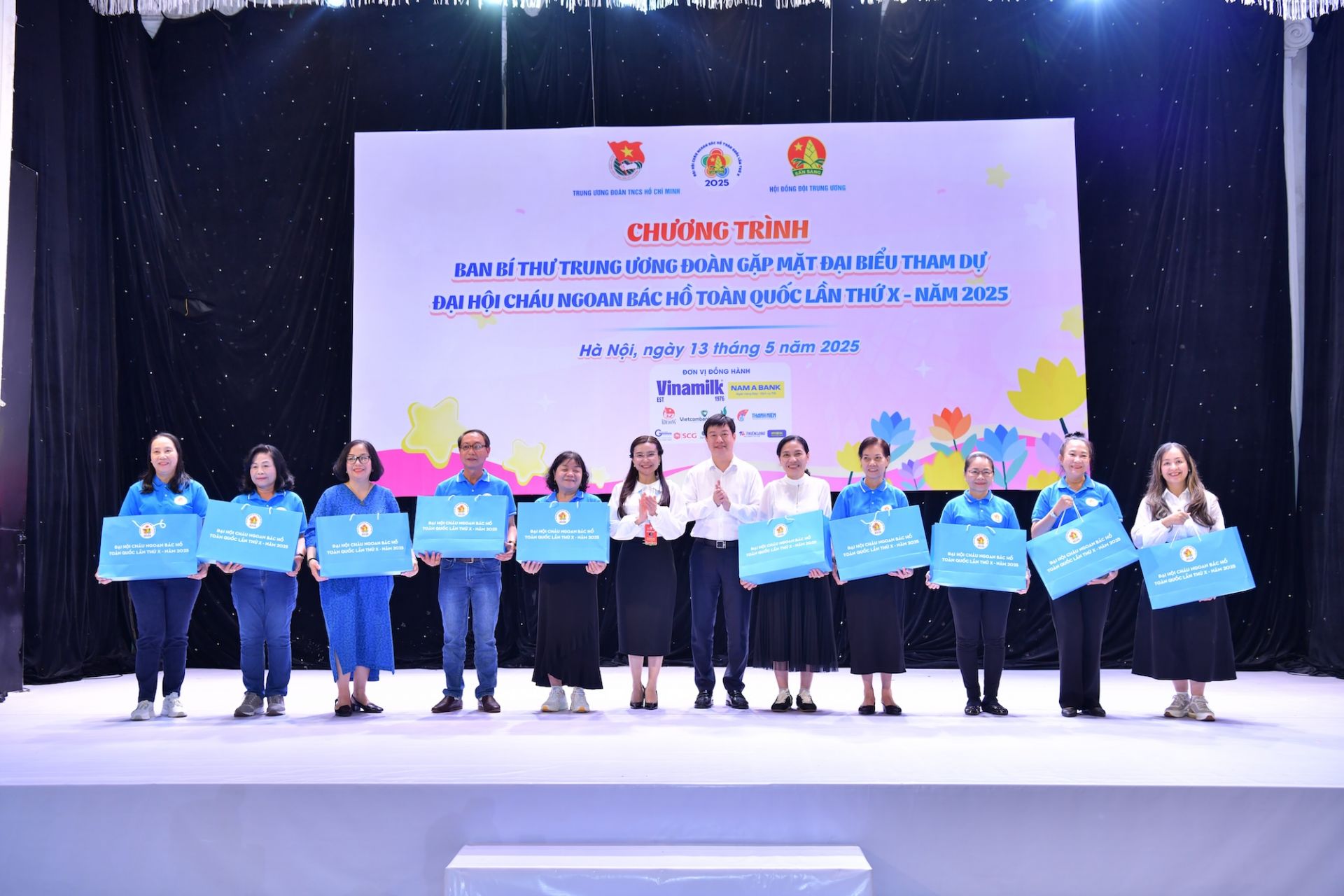 Hội đồng Đội T.Ư đã trao quà cho các cựu đại biểu Cháu ngoan Bác Hồ