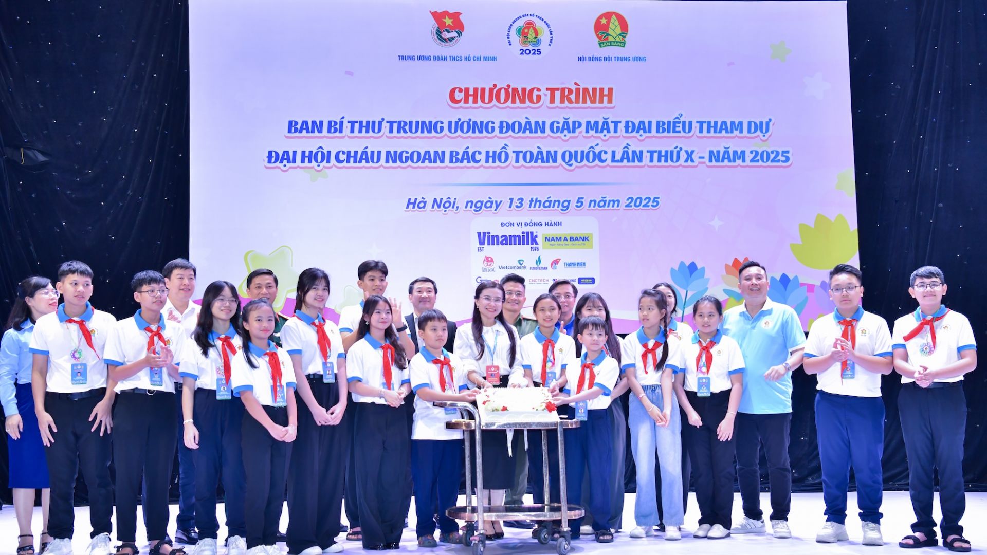Chị Nguyễn Phạm Duy Trang và các đại biểu Cháu ngoan Bác Hồ mừng 84 năm Ngày thành lập Đội TNTP Hồ Chí Minh