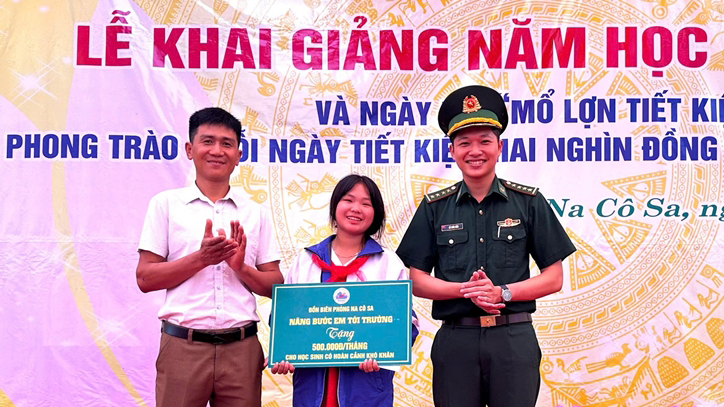 Đồn Biên phòng Na Cô Sa trao quà tặng học sinh nghèo trong Chương trình 'Nâng bước em tới trường" Đồn Biên phòng Na Cô Sa trao quà tặng học sinh nghèo trong Chương trình 'Nâng bước em tới trường"