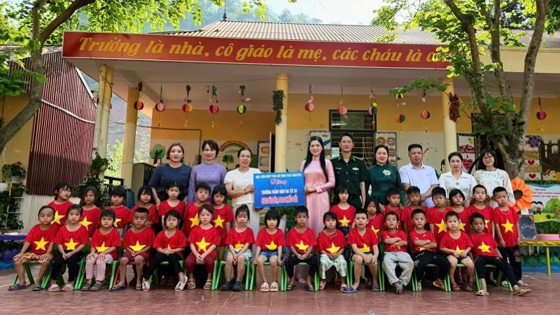 Cán bộ, chiến sĩ Đồn Biên phòng Na Cô Sa cùng lãnh đạo Hội Liên hiệp phụ nữ Thái Nguyên trao quà tặng các cháu học sinh mầm non tại xã Na Cô Sa. Cán bộ, chiến sĩ Đồn Biên phòng Na Cô Sa cùng lãnh đạo Hội Liên hiệp phụ nữ Thái Nguyên trao quà tặng các cháu học sinh mầm non tại xã Na Cô Sa.