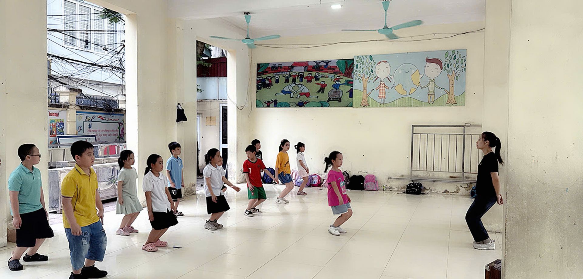 CLB Nhảy hiện đại thu hút học sinh tham gia tập luyện CLB Nhảy hiện đại thu hút học sinh tham gia tập luyện