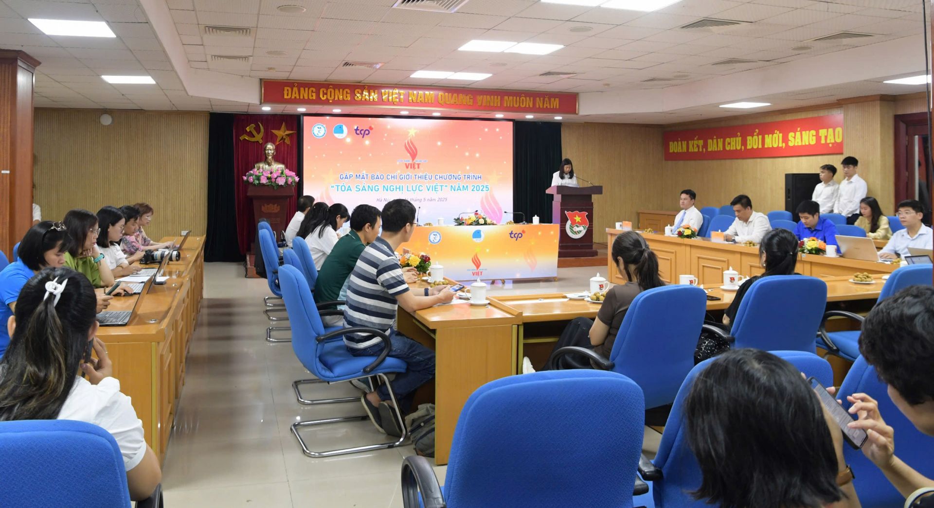 Quang cảnh chương trình gặp mặt Quang cảnh chương trình gặp mặt