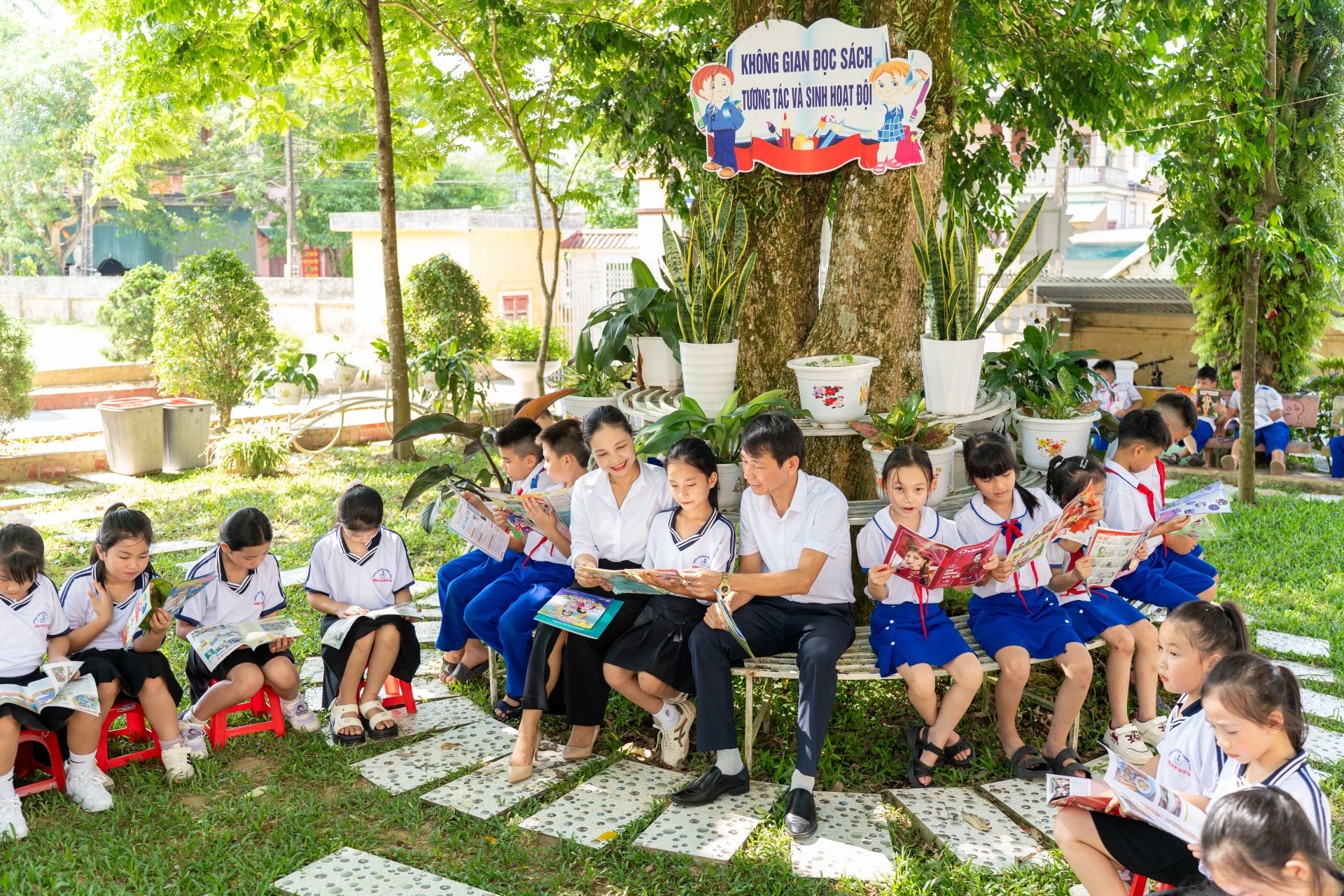 Nhà giáo Nguyễn Trường Giang - Trưởng phòng Giáo dục Đào tạo huyện Hương Sơn (áo trắng thứ 2 từ phải qua trái) cùng BGH trường TH Thị trấn Tây Sơn, huyện Hương Sơn Nhà giáo Nguyễn Trường Giang - Trưởng phòng Giáo dục Đào tạo huyện Hương Sơn (áo trắng thứ 2 từ phải qua trái) cùng BGH trường TH Thị trấn Tây Sơn, huyện Hương Sơn