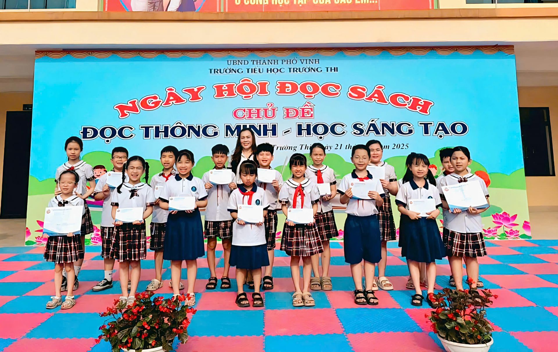 Nhiều phần quà hấp dẫn được cô giáo trao tận tay đến với các bạn học sinh tại trường TH Trường Thi, TP Vinh, Nghệ An Nhiều phần quà hấp dẫn được cô giáo trao tận tay đến với các bạn học sinh tại trường TH Trường Thi, TP Vinh, Nghệ An