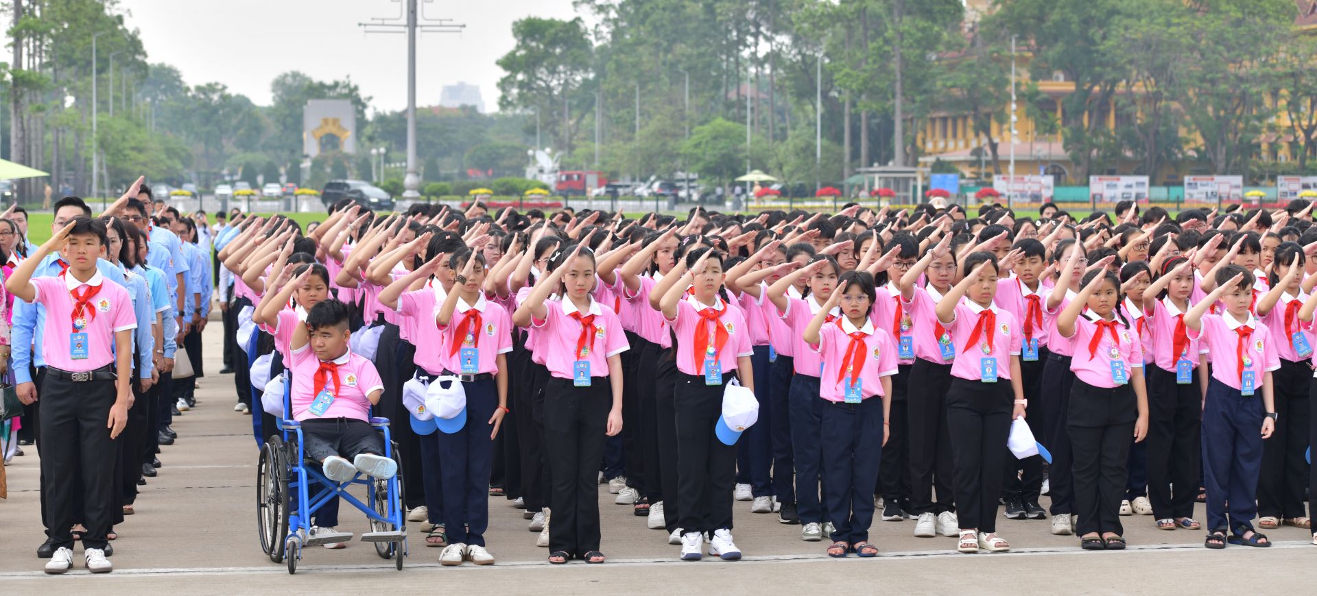 Chị Nguyễn Phạm Duy Trang cùng các lãnh đạo Ban Công tác thiếu nhi T.Ư Đoàn; các đại biểu thiếu nhi thực hiện nghi lễ chào cờ
