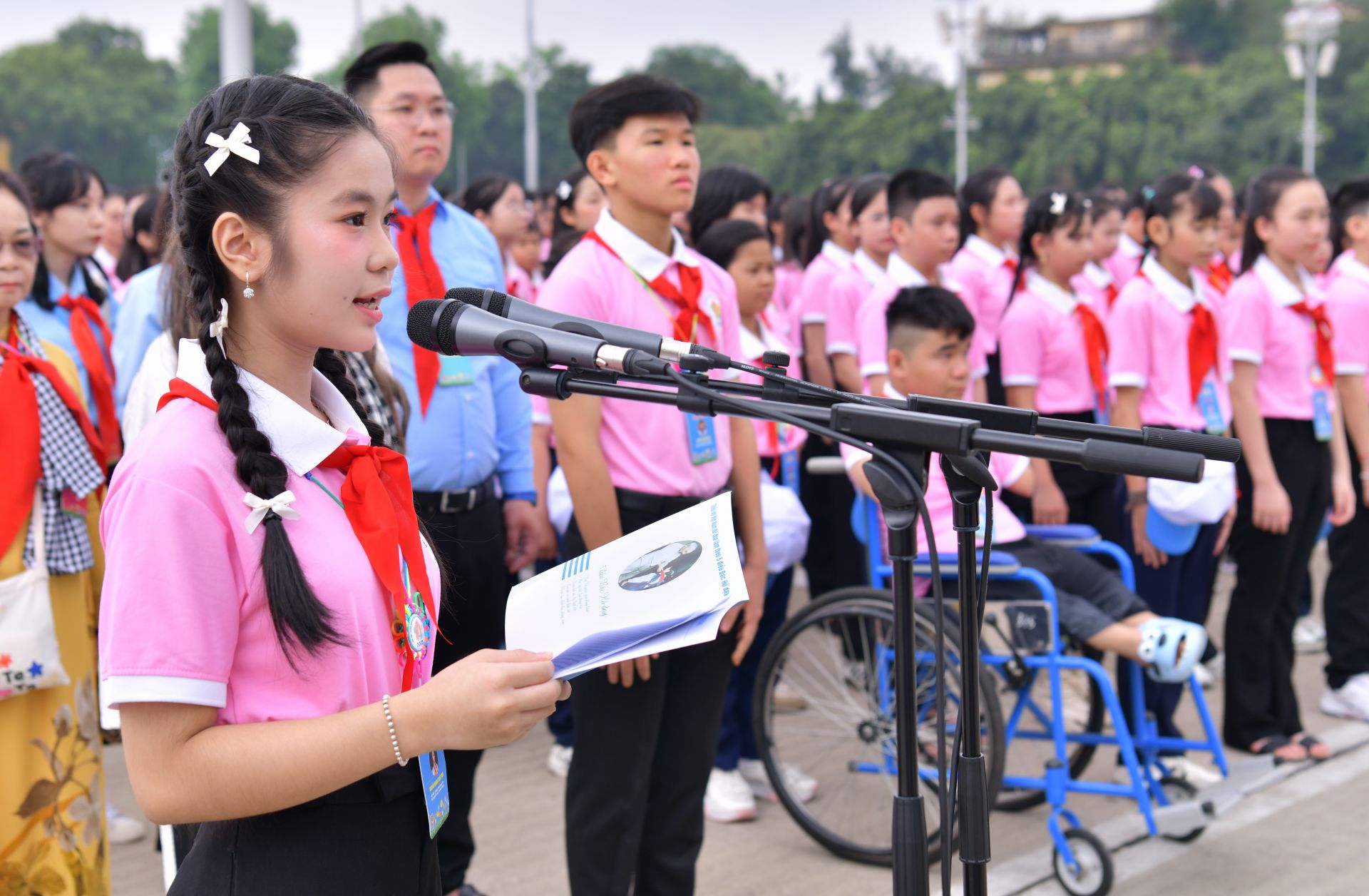 Bạn Nguyễn Hoàng Tuyết TRân, đại diện cho 500 đại biểu thiếu nhi báo công lên Bác Hồ