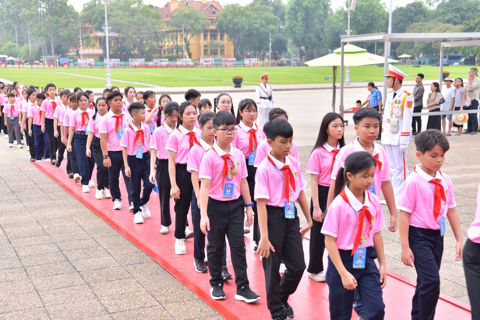 Đoàn đại biểu vào Lăng viếng Bác
