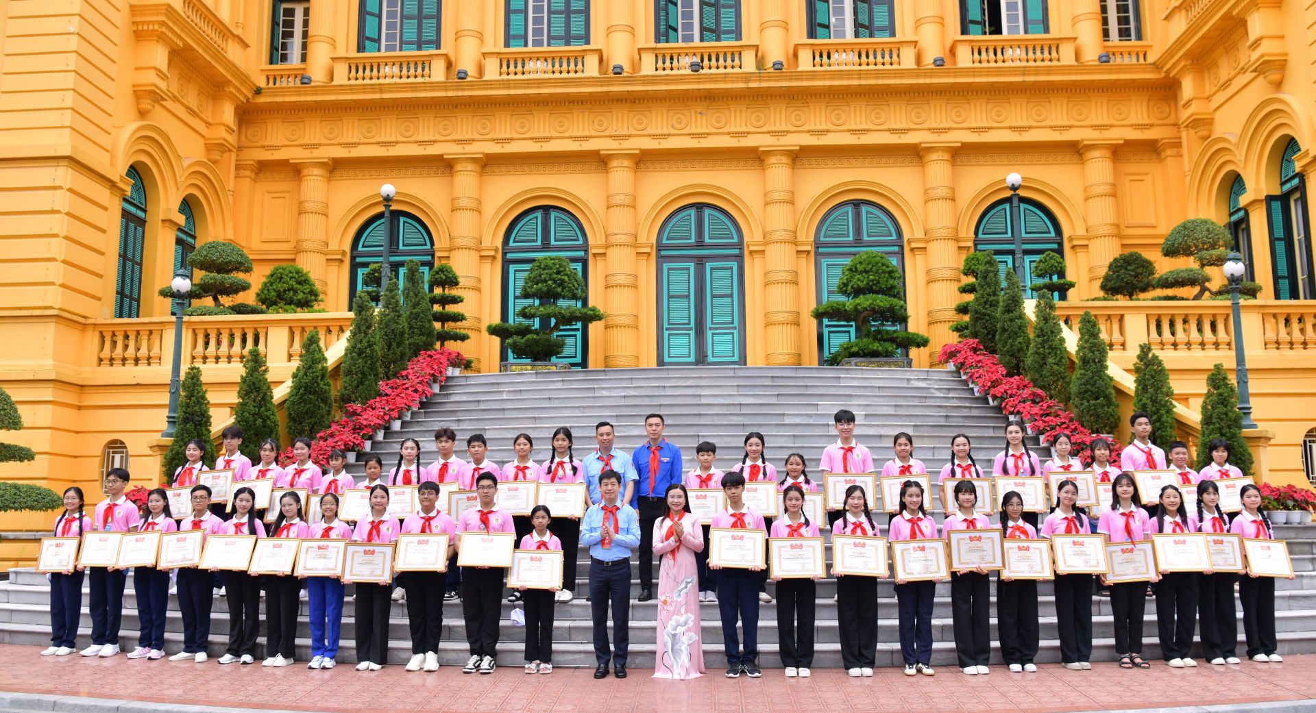 Chị Nguyễn Phạm Duy Trang và anh Lê Hải Long trao Giải thưởng Kim Đồng cho các đại biểu thiếu nhi
