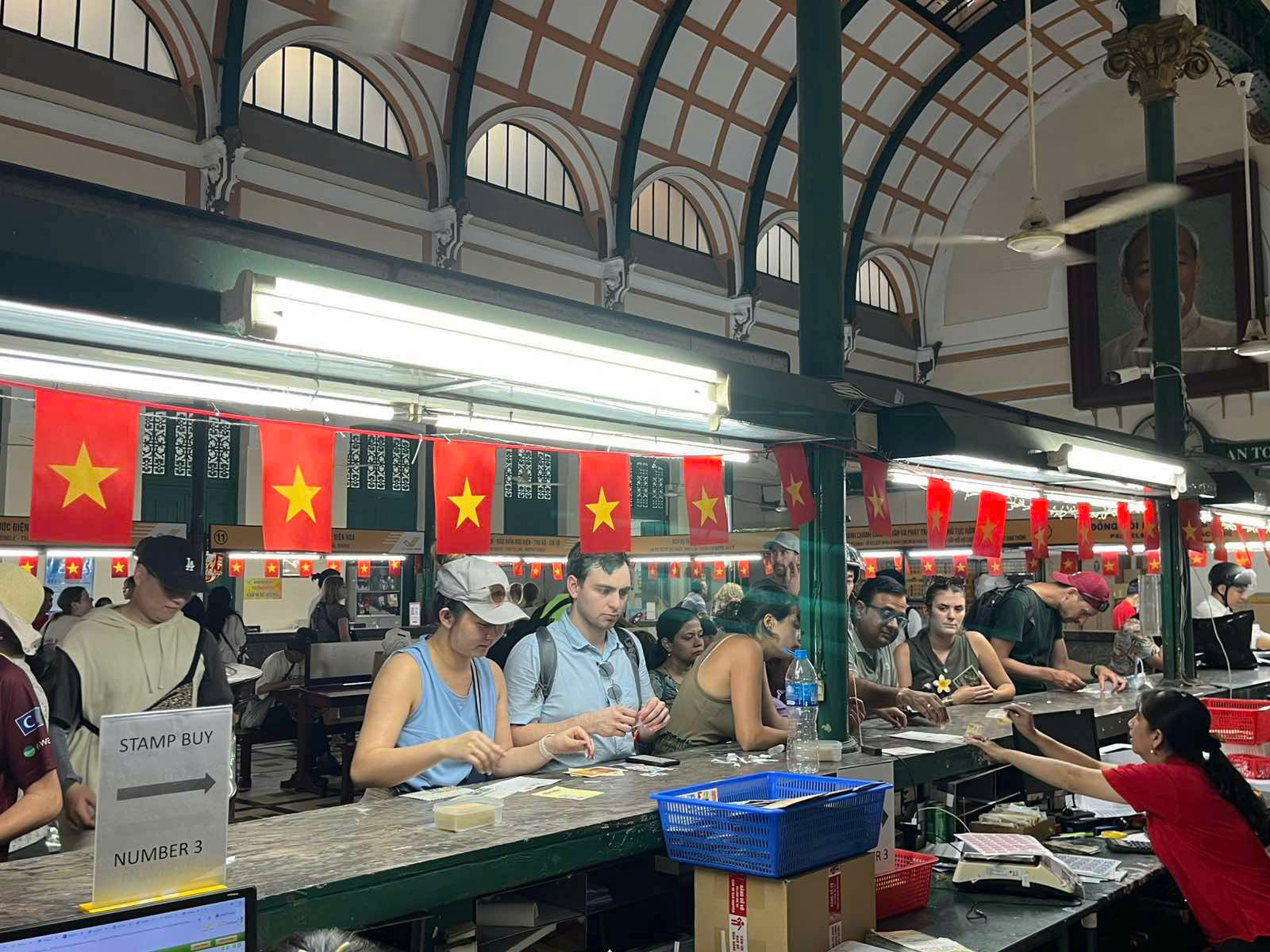 Rất đông khách du lịch mua tem “Kỷ niệm 50 năm ngày Giải phóng miền Nam, thống nhất đất nước (30/4/1975 - 30/4/2025)” và gửi bưu thiếp lưu niệm tại Bưu điện TP. Hồ Chí Minh Rất đông khách du lịch mua tem “Kỷ niệm 50 năm ngày Giải phóng miền Nam, thống nhất đất nước (30/4/1975 - 30/4/2025)” và gửi bưu thiếp lưu niệm tại Bưu điện TP. Hồ Chí Minh