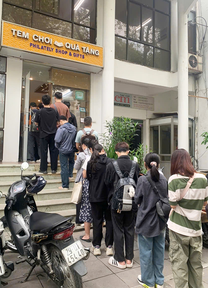 Người yêu tem, các nhà sưu tập, các bạn trẻ và người dân hào hứng mua tem tại một cửa hàng của Công ty Tem Việt Nam ở Hà Nội
Người yêu tem, các nhà sưu tập, các bạn trẻ và người dân hào hứng mua tem tại một cửa hàng của Công ty Tem Việt Nam ở Hà Nội