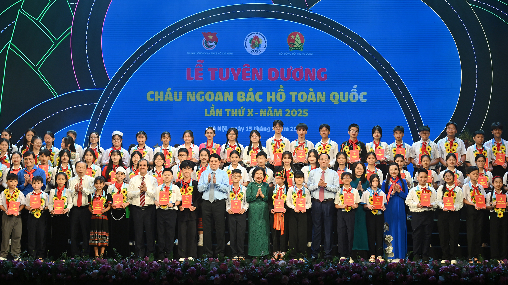 Chủ tịch nước Lương Cường cùng các lãnh đạo trao Chủ tịch nước Lương Cường cùng các lãnh đạo trao