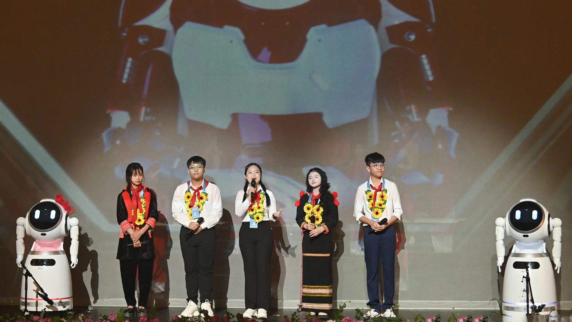 Phần giao lưu với hai bạn robot thông minh Minh Trí và Ngọc Hân của các bạn đội viên, thiếu nhi tại Lễ tuyên dương Phần giao lưu với hai bạn robot thông minh Minh Trí và Ngọc Hân của các bạn đội viên, thiếu nhi tại Lễ tuyên dương