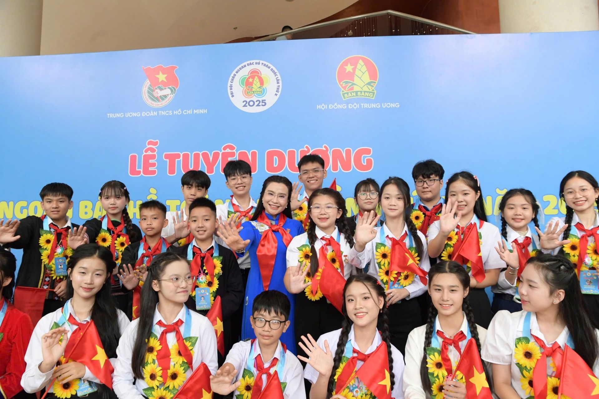 hị Nguyễn Phạm Duy Trang - Bí thư Trung ương Đoàn, Chủ tịch Hội đồng Đội Trung ương, Trưởng ban Tổ chức Đại hội Cháu ngoan Bác Hồ toàn quốc lần thứ X trò chuyện cùng thiếu nhi đại biểu Đại hội Cháu ngoan Bác Hồ toàn quốc lần thứ X năm 2025 hị Nguyễn Phạm Duy Trang - Bí thư Trung ương Đoàn, Chủ tịch Hội đồng Đội Trung ương, Trưởng ban Tổ chức Đại hội Cháu ngoan Bác Hồ toàn quốc lần thứ X trò chuyện cùng thiếu nhi đại biểu Đại hội Cháu ngoan Bác Hồ toàn quốc lần thứ X năm 2025